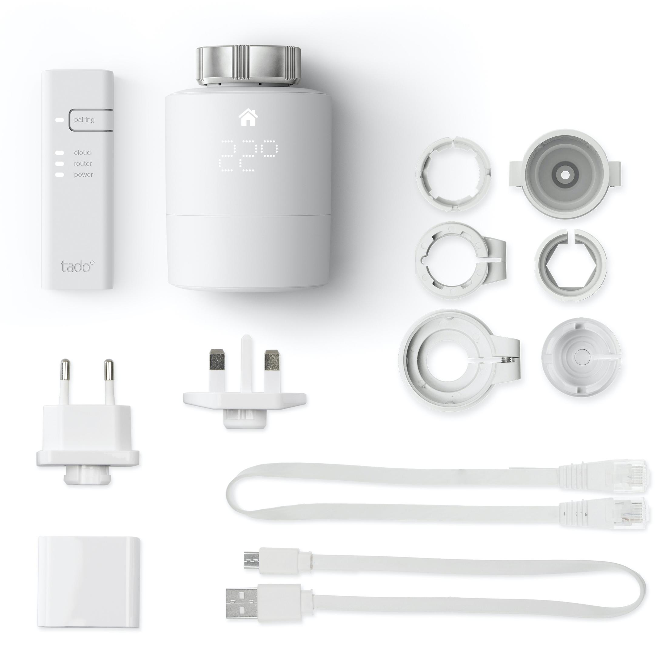 Weißes Smart-Thermostat-Set mit Zubehör, einschließlich Steckern, Kabeln und Montagehalterungen.