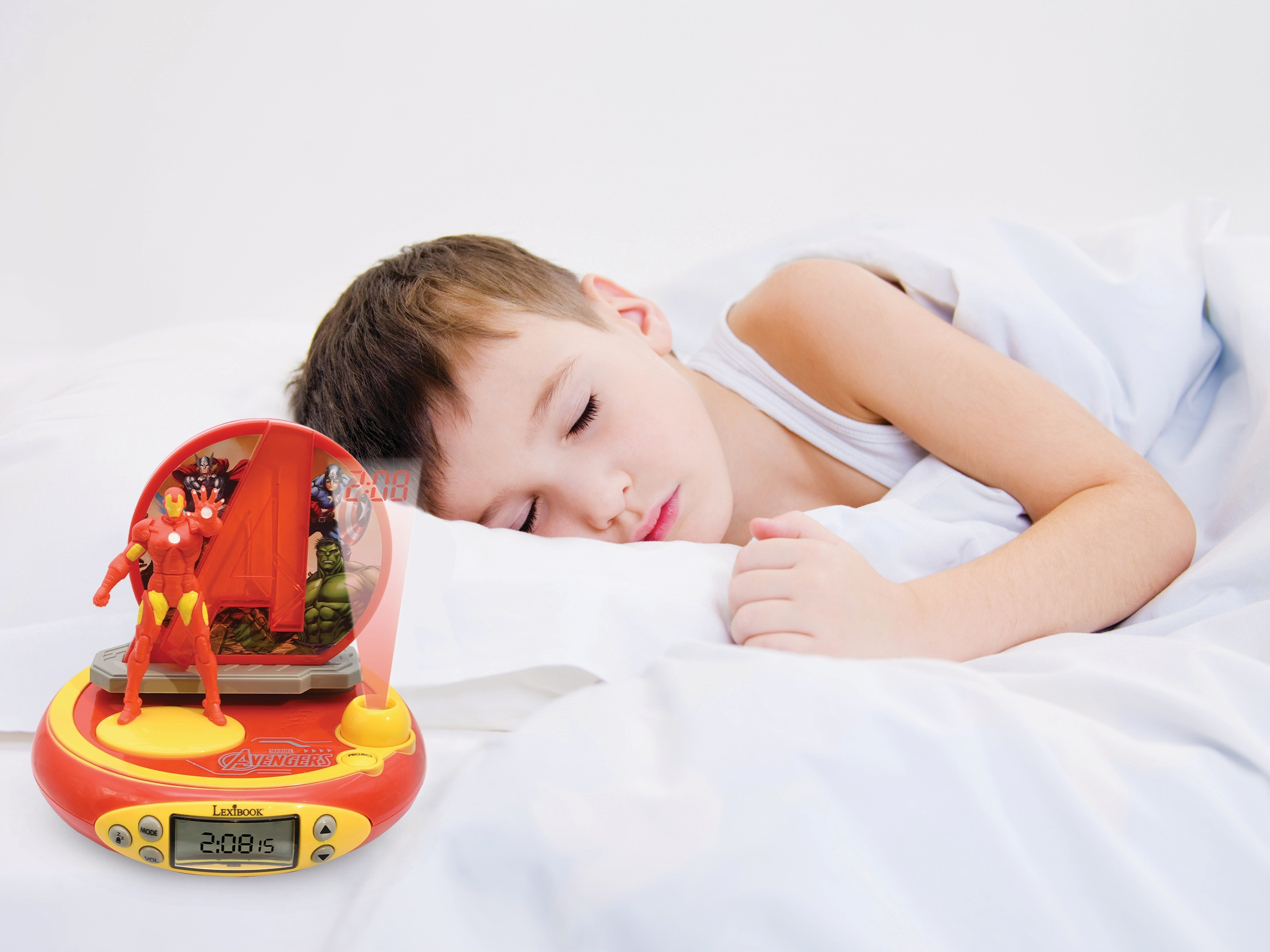 Ragazzo che dorme con sveglia Avengers, con Iron Man e altre figure.