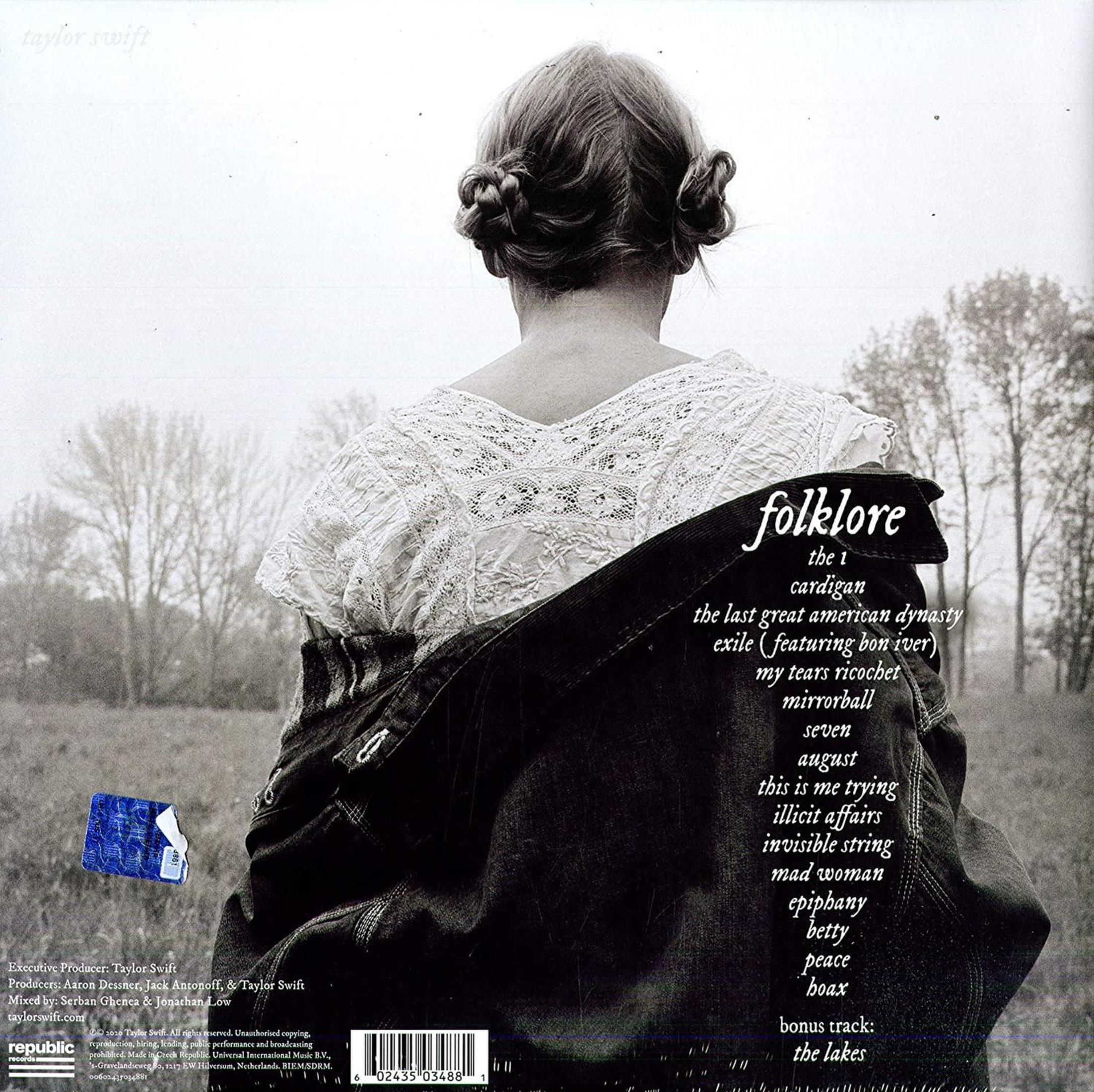 Albumhoes: Achterkant van een vrouw met gevlochten haar, voor een vage achtergrond. Tekst: 'folklore'.