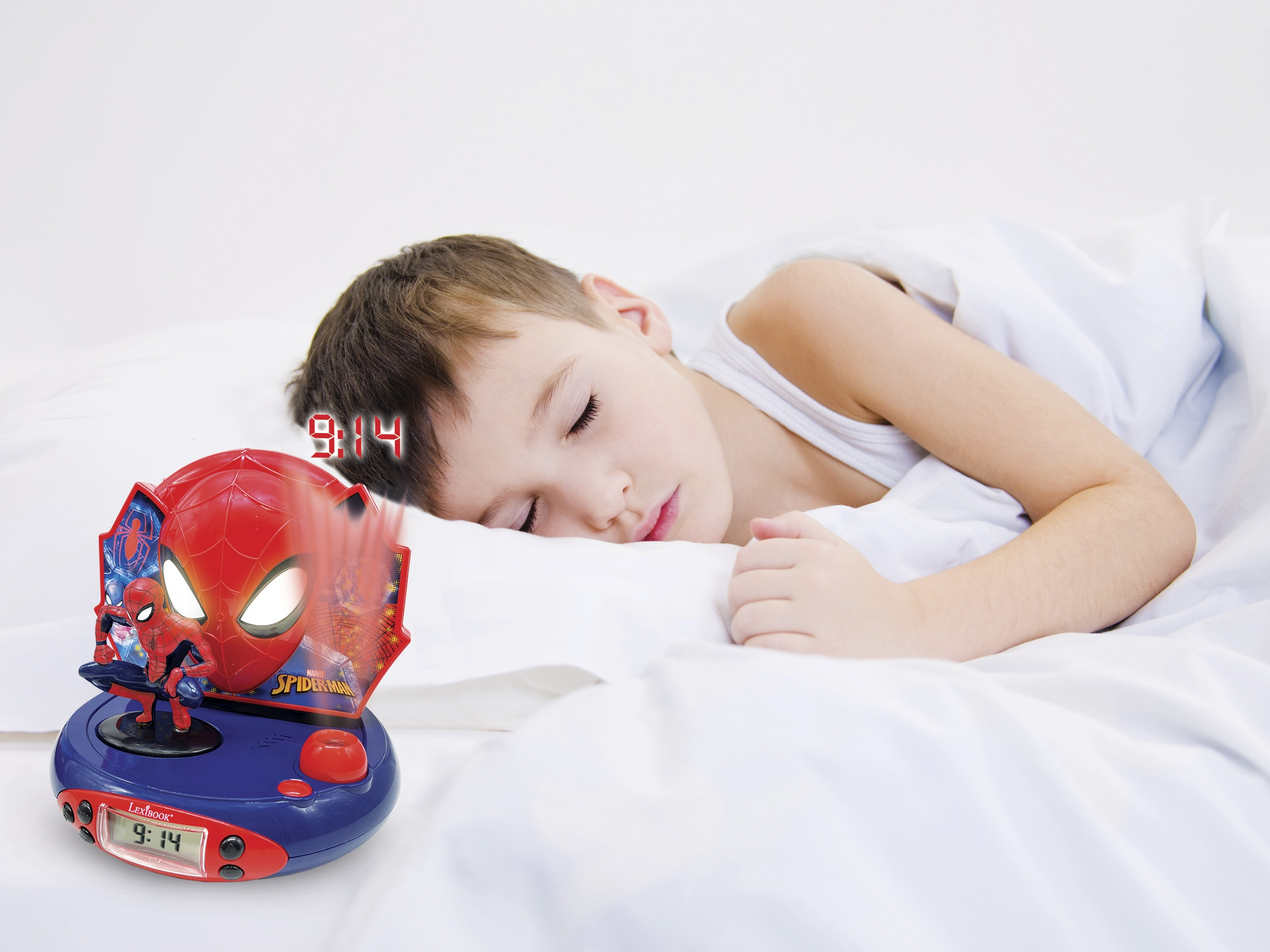 Un niño durmiendo junto a un despertador de Spider-Man. Muestra la hora 9:14 en el reloj.