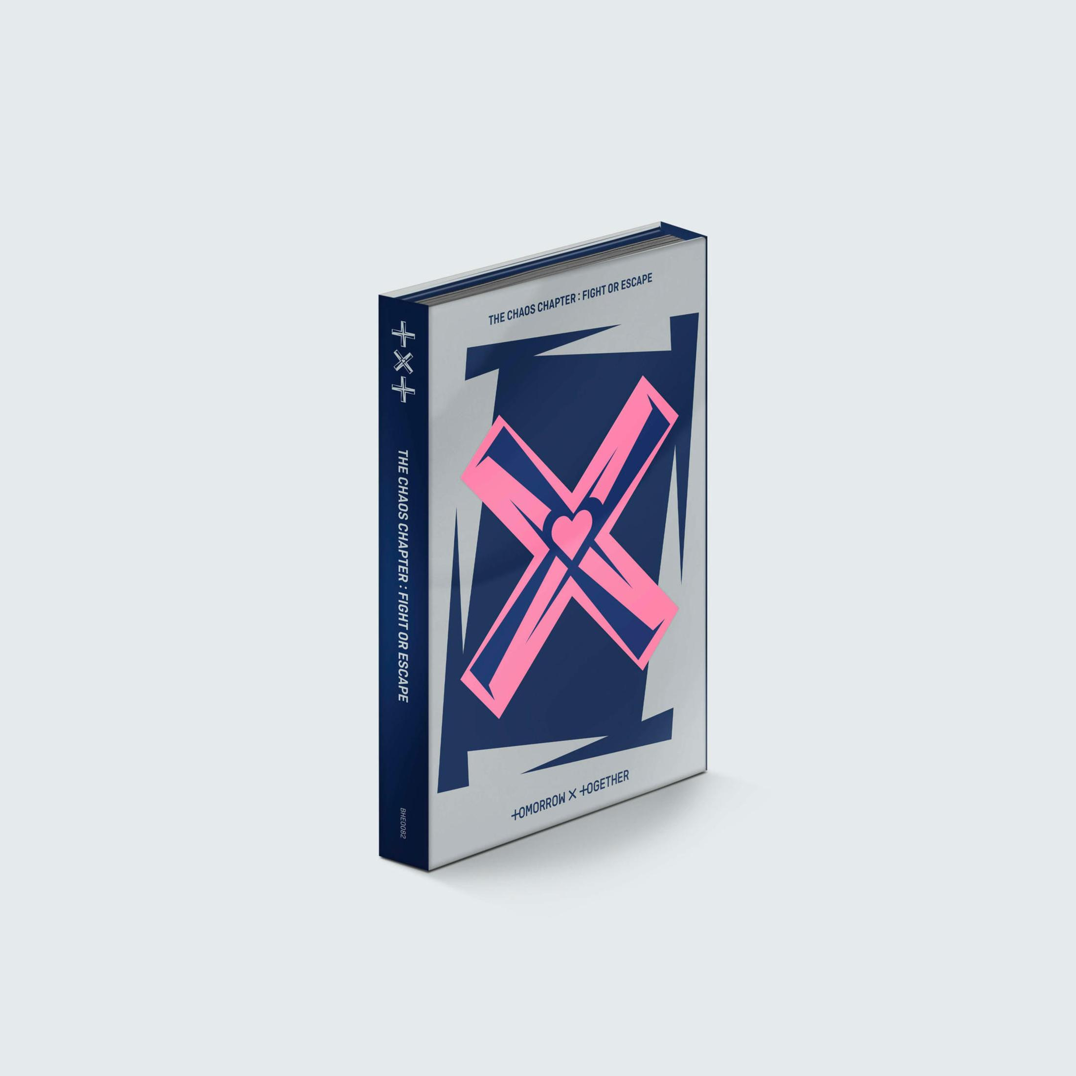 Pochette d'album avec un X rose et un cœur sur fond bleu foncé.