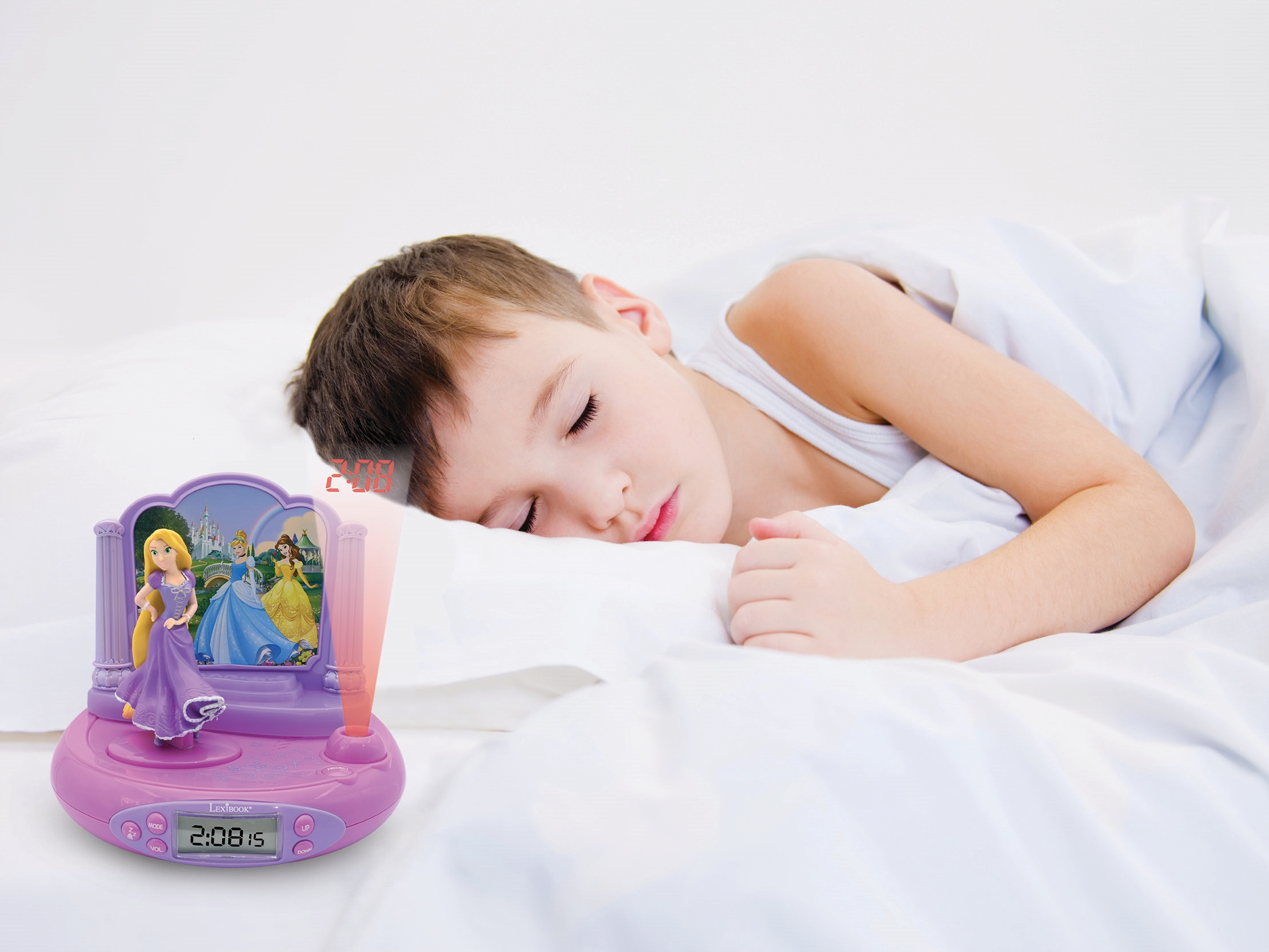 Un niño durmiendo junto a un despertador de princesa. El reloj muestra la hora.