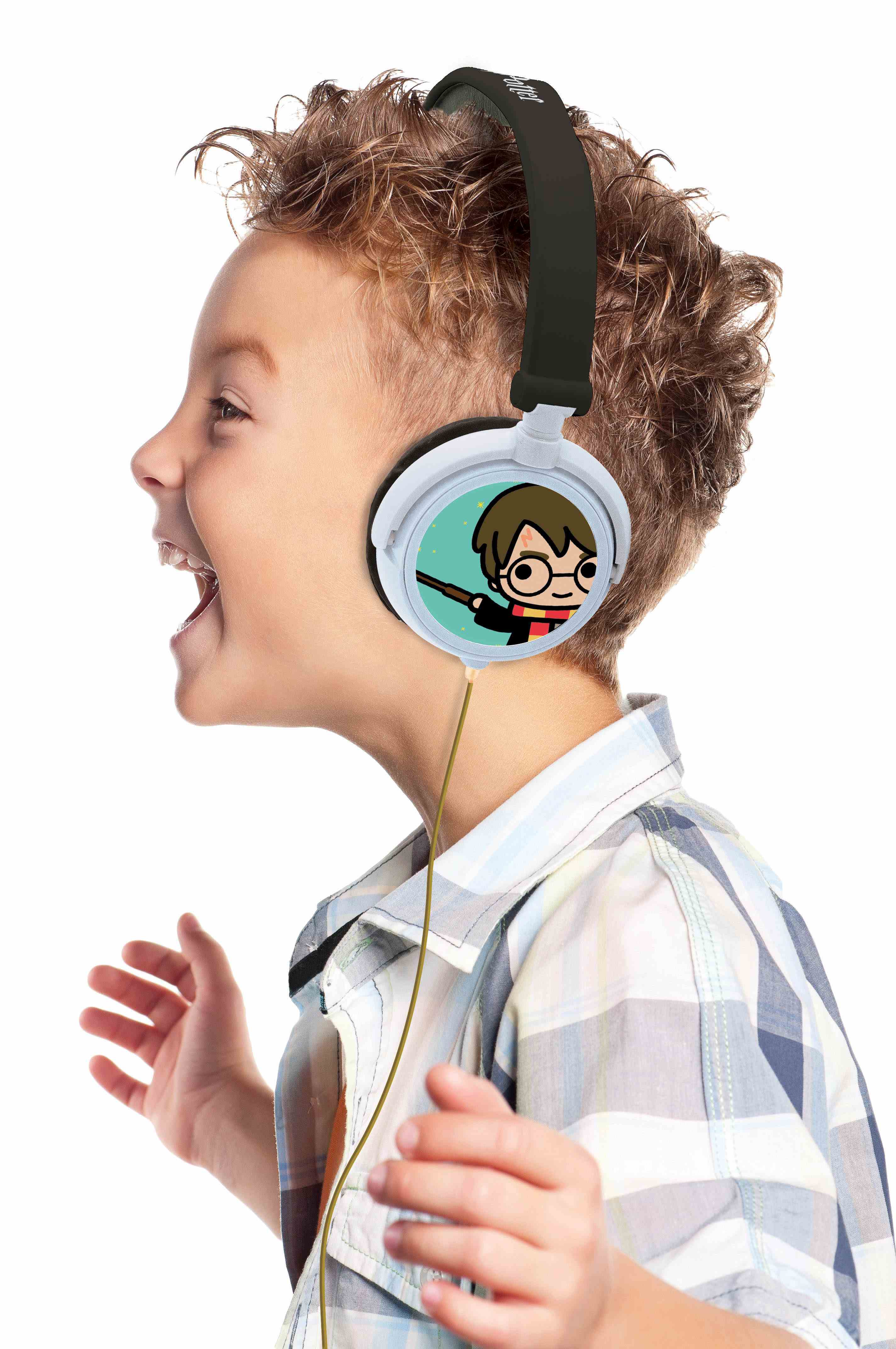 Joven con auriculares de Harry Potter, sonriendo. Fondo blanco.
