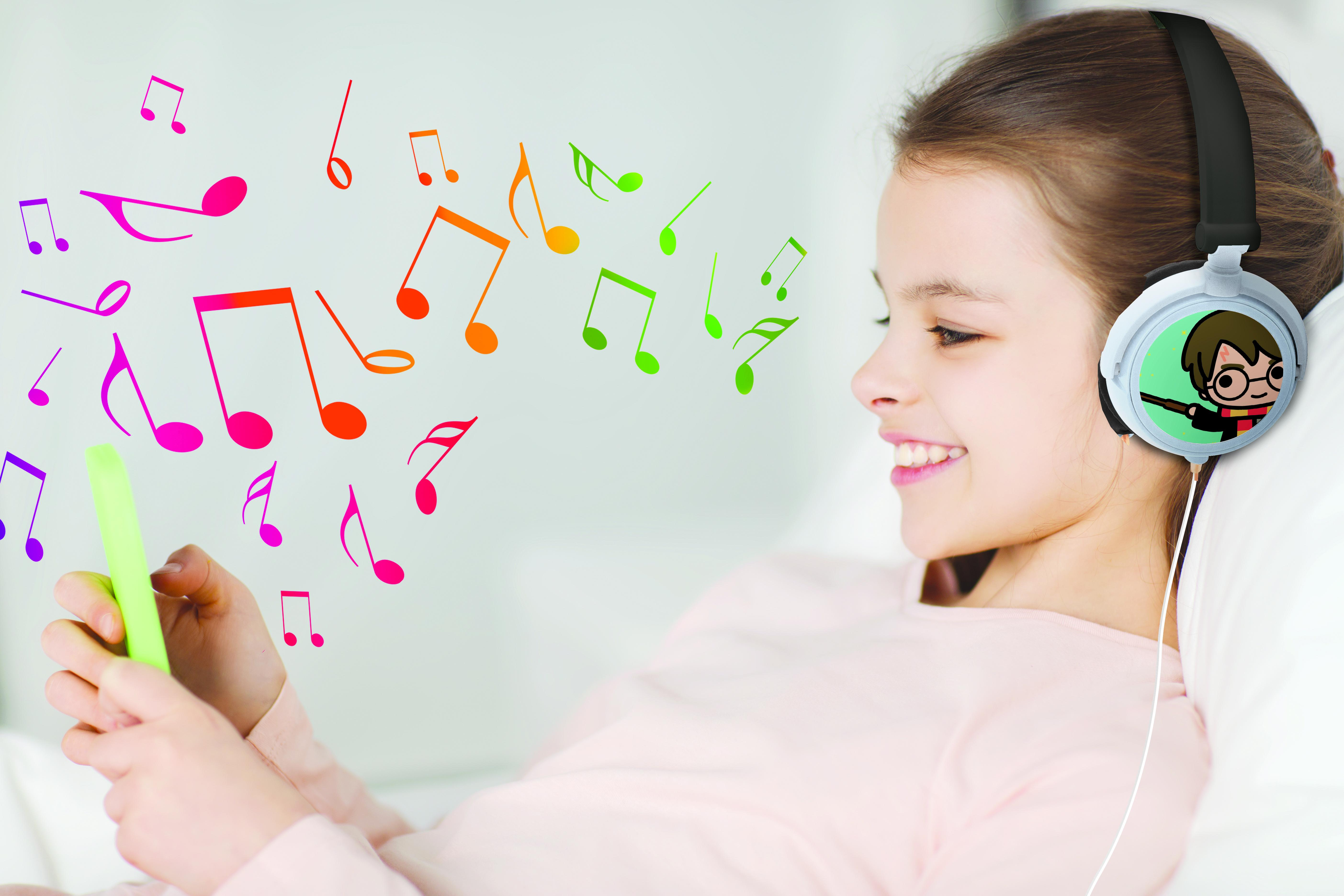 Una niña con auriculares sonríe, rodeada de notas musicales, sosteniendo un teléfono.