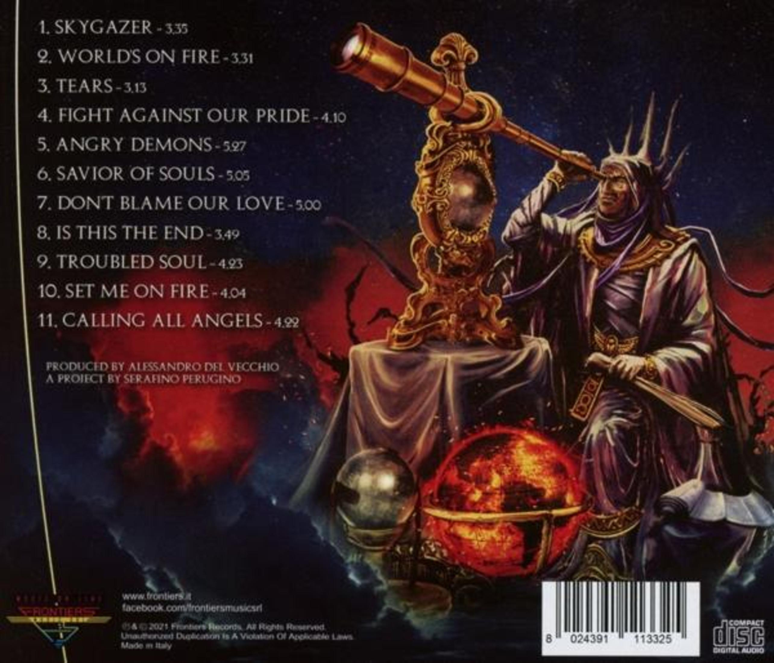 Achterkant van album met een man die door een telescoop kijkt. Tracklijst en artwork op een donkere achtergrond.