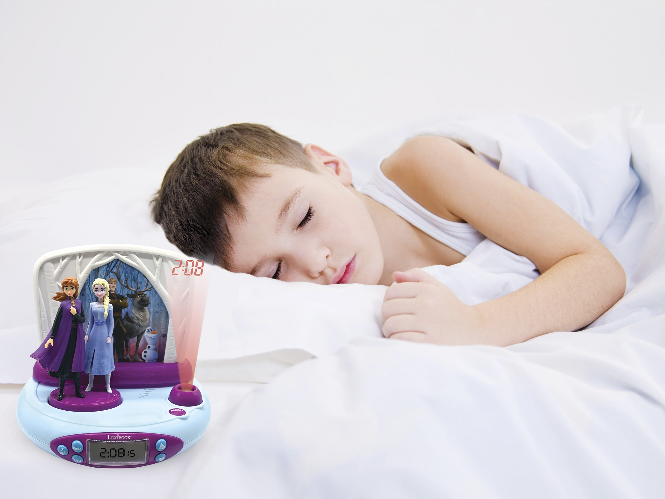 Un niño durmiendo cerca de un despertador de Frozen. El reloj proyecta imágenes.