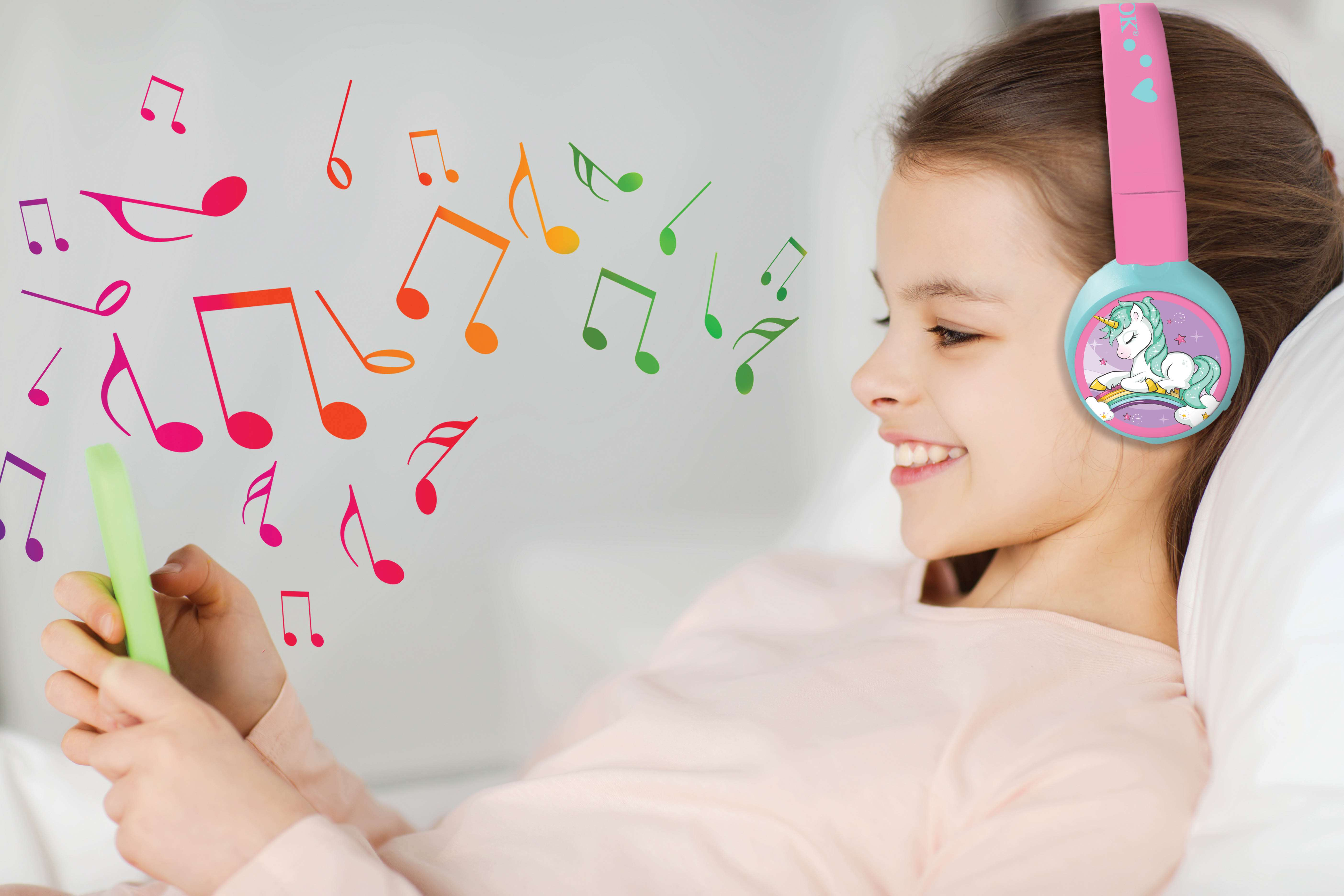 Una niña sonríe escuchando música con auriculares rosas. Notas musicales flotan a su alrededor.