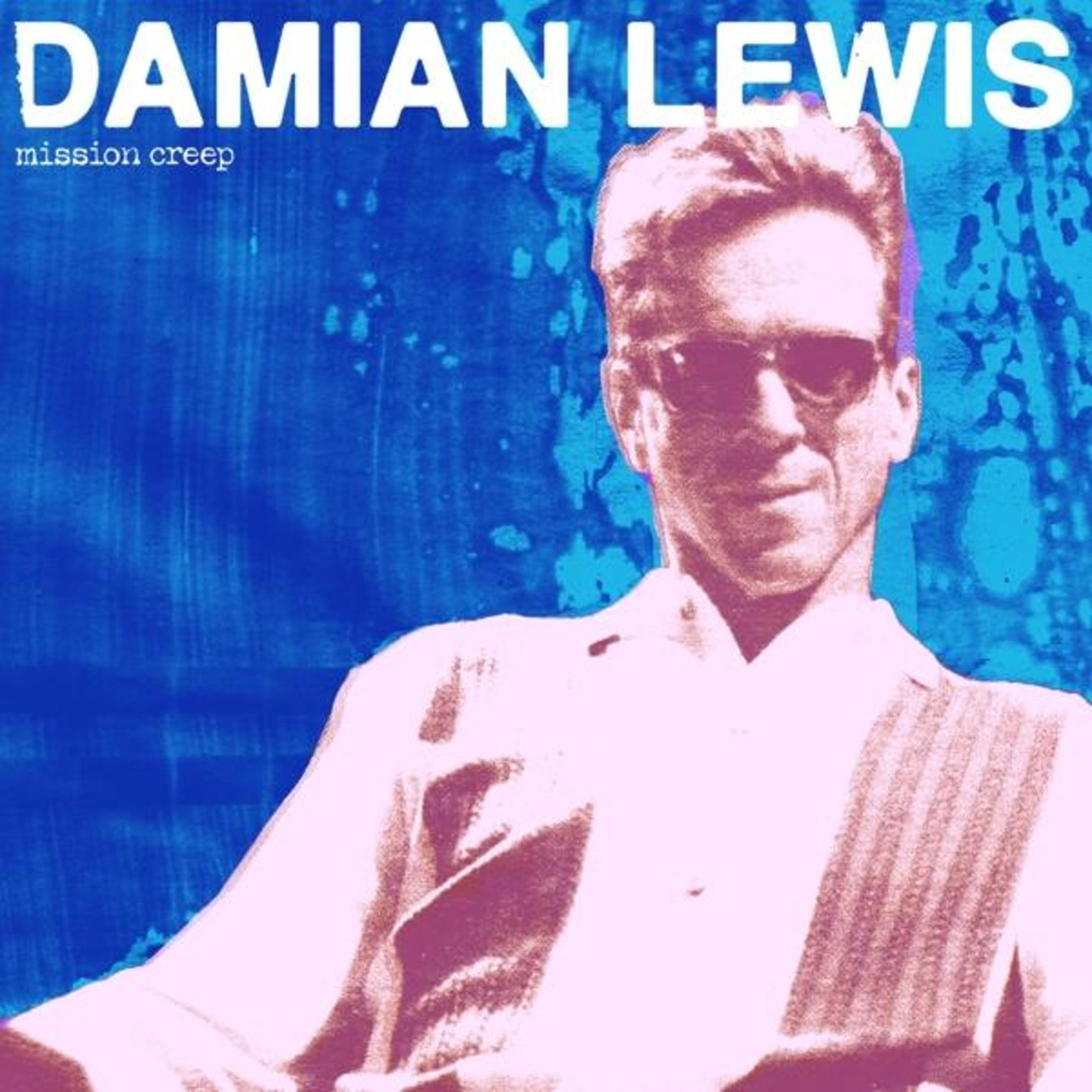 Pochette d'album : Homme avec des lunettes de soleil, chemise blanche, fond bleu. Texte : Damian Lewis, mission creep.