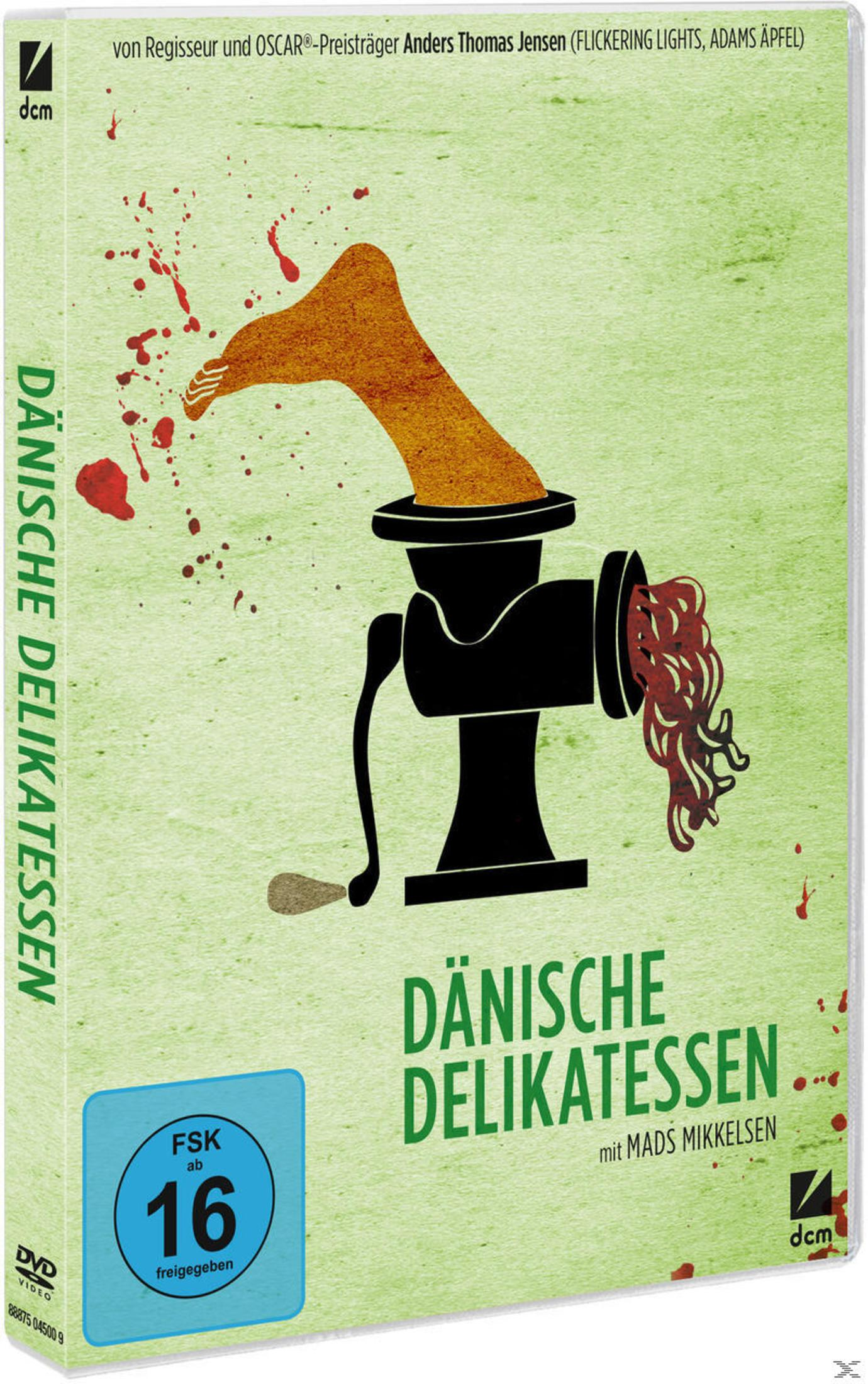 DVD-Cover von Dänische Delikatessen mit Mads Mikkelsen zeigt einen Fuß in einem Fleischwolf auf grünem Grund.