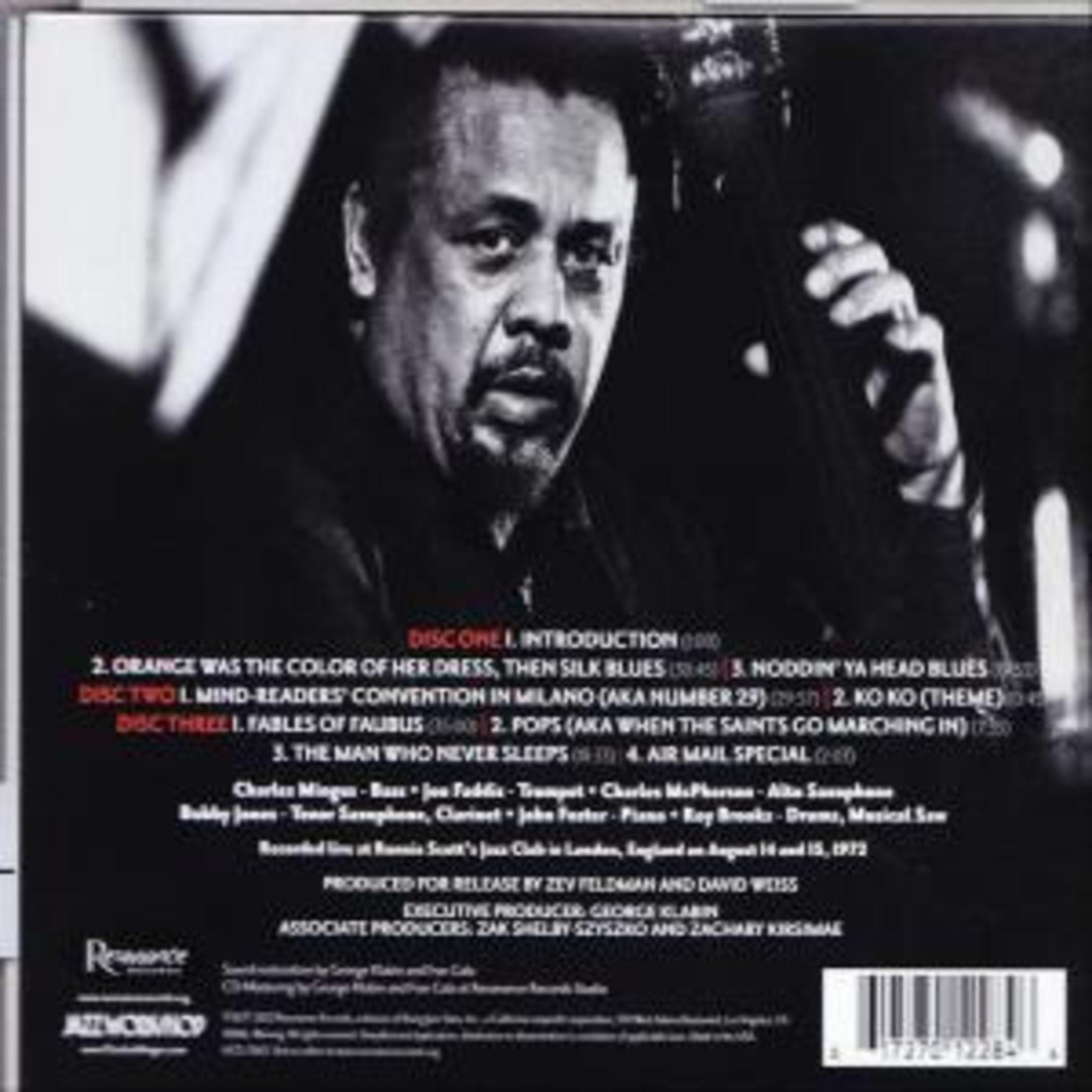 Copertina del CD con un'immagine in bianco e nero di un uomo. Elenca le tracce del disco e i crediti.