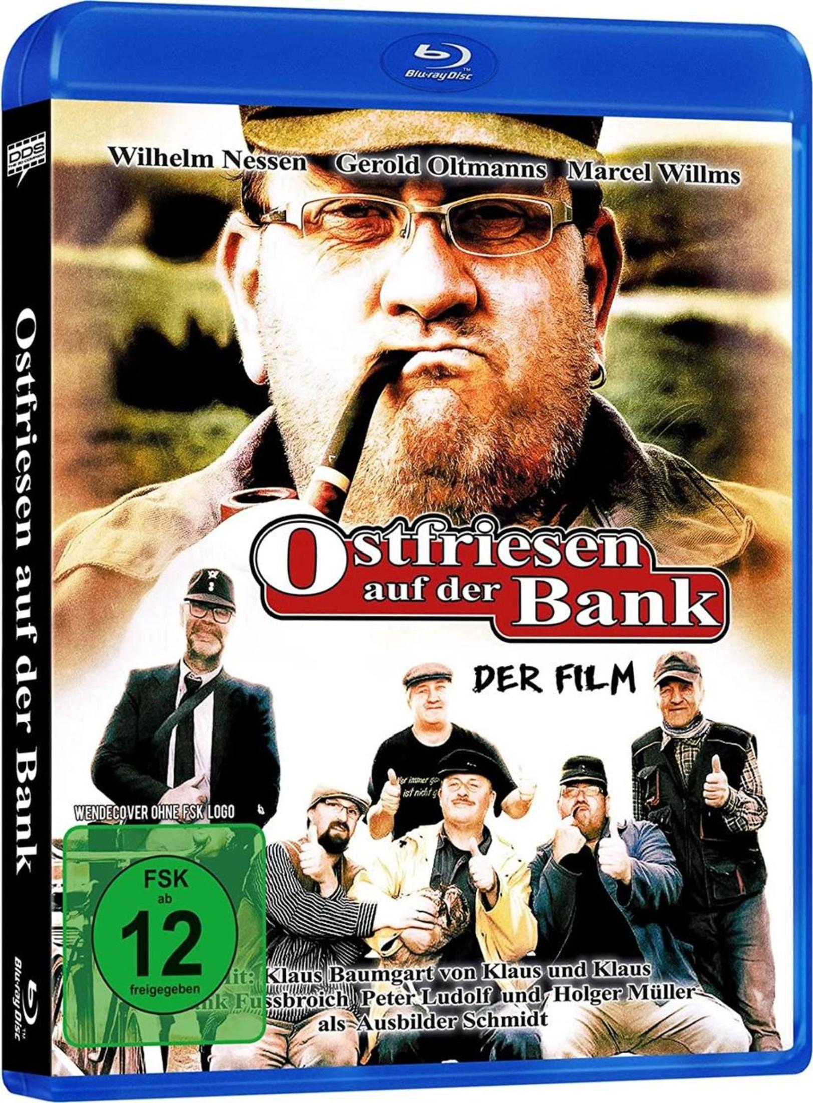 Blu-ray-Hülle des Films Ostfriesen auf der Bank mit mehreren Männern, darunter einer raucht Pfeife.