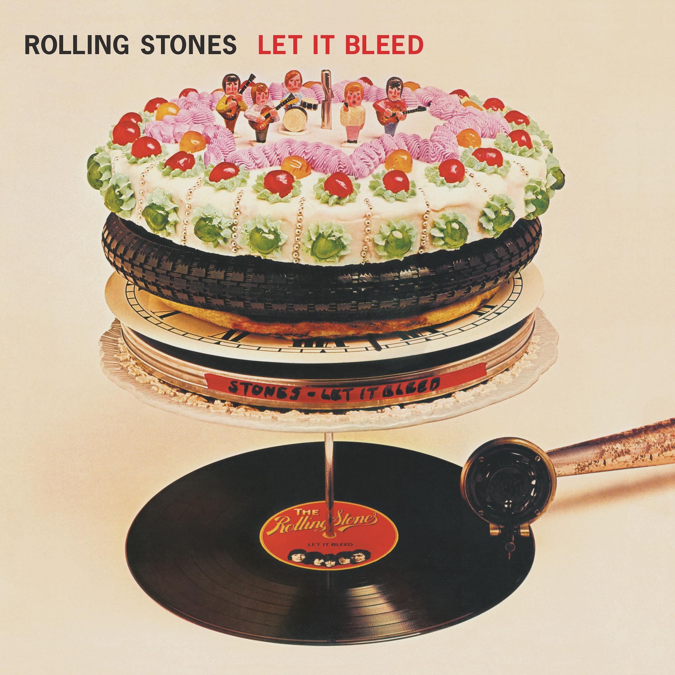 Una copertina di torta impilata con figure di band e un disco.