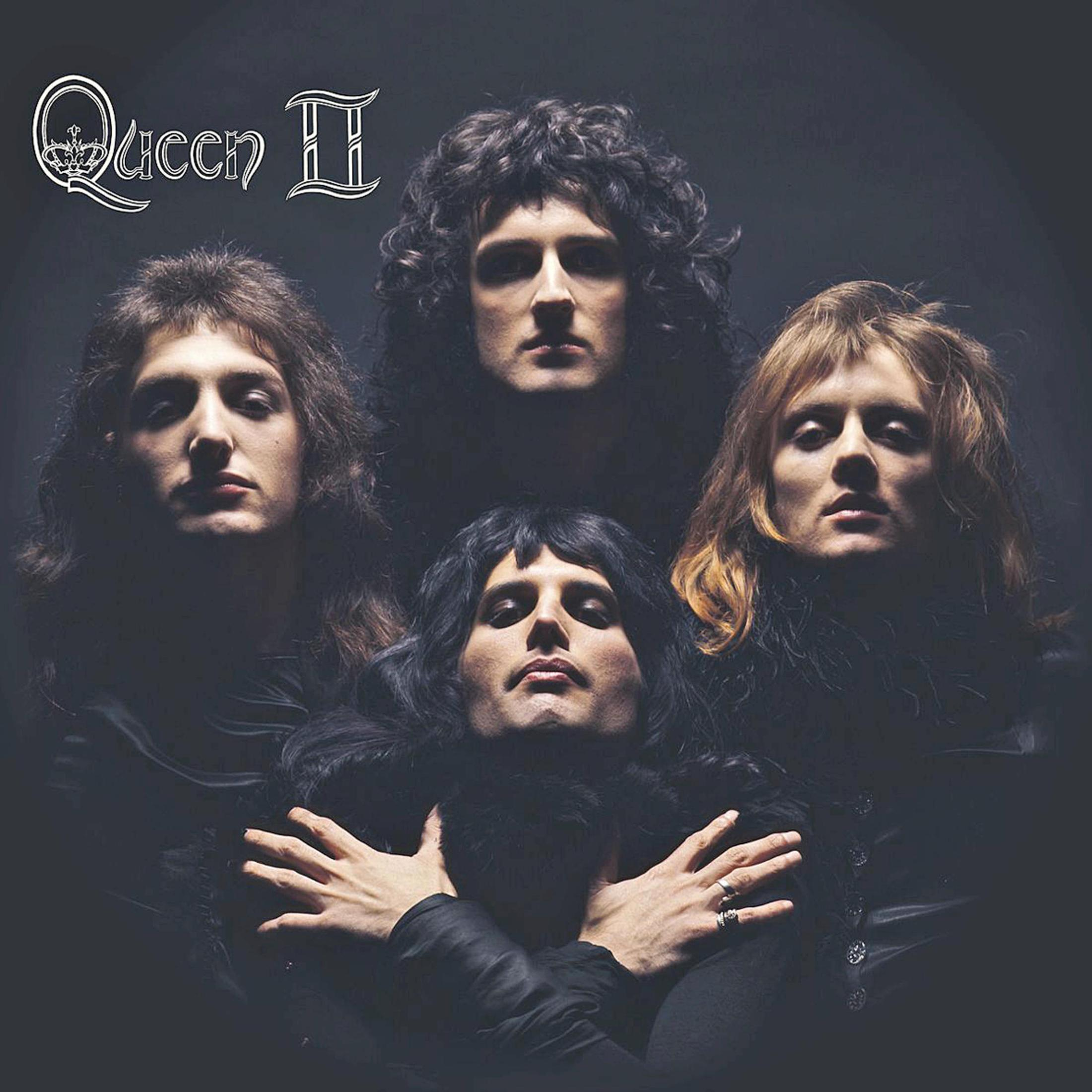 Albumhoes. Vier bandleden, albumtitel Queen II. Donkere, sombere achtergrond.
