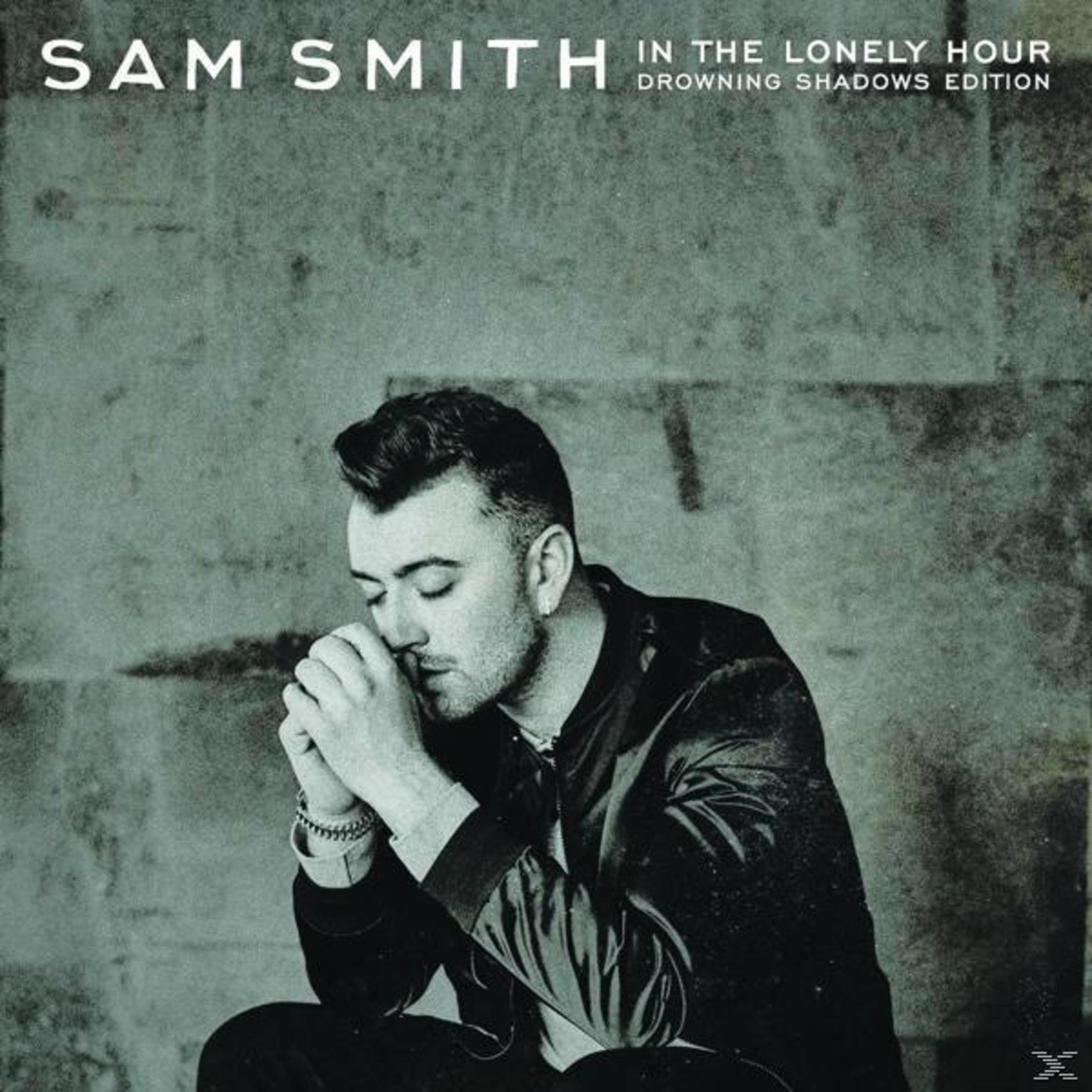 Sam Smith, con le mani giunte, in un ambiente scuro. Copertina dell'album.