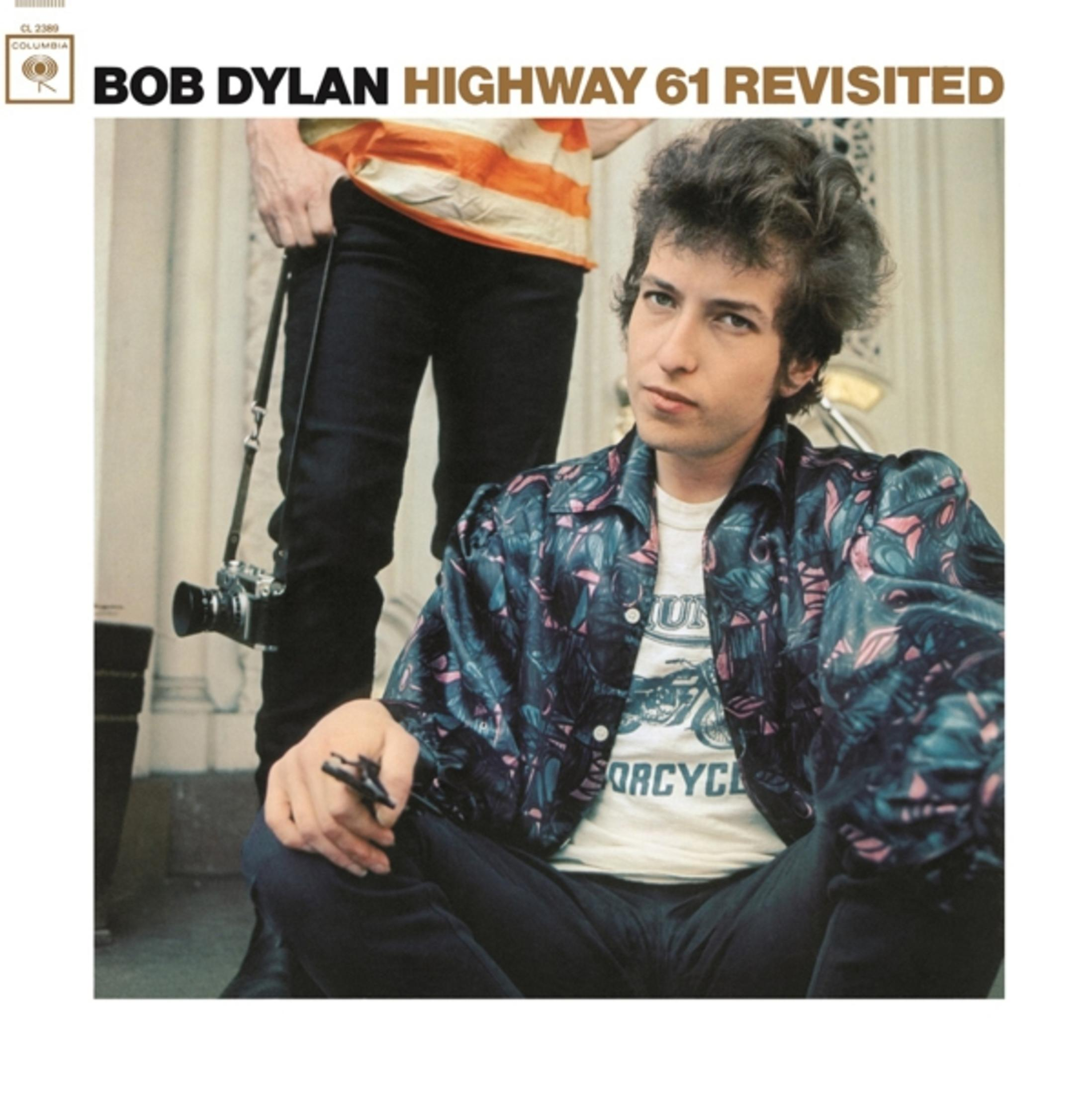 Portada del álbum: Bob Dylan, Highway 61 Revisited. Dylan con chaqueta, hombre con cámara.