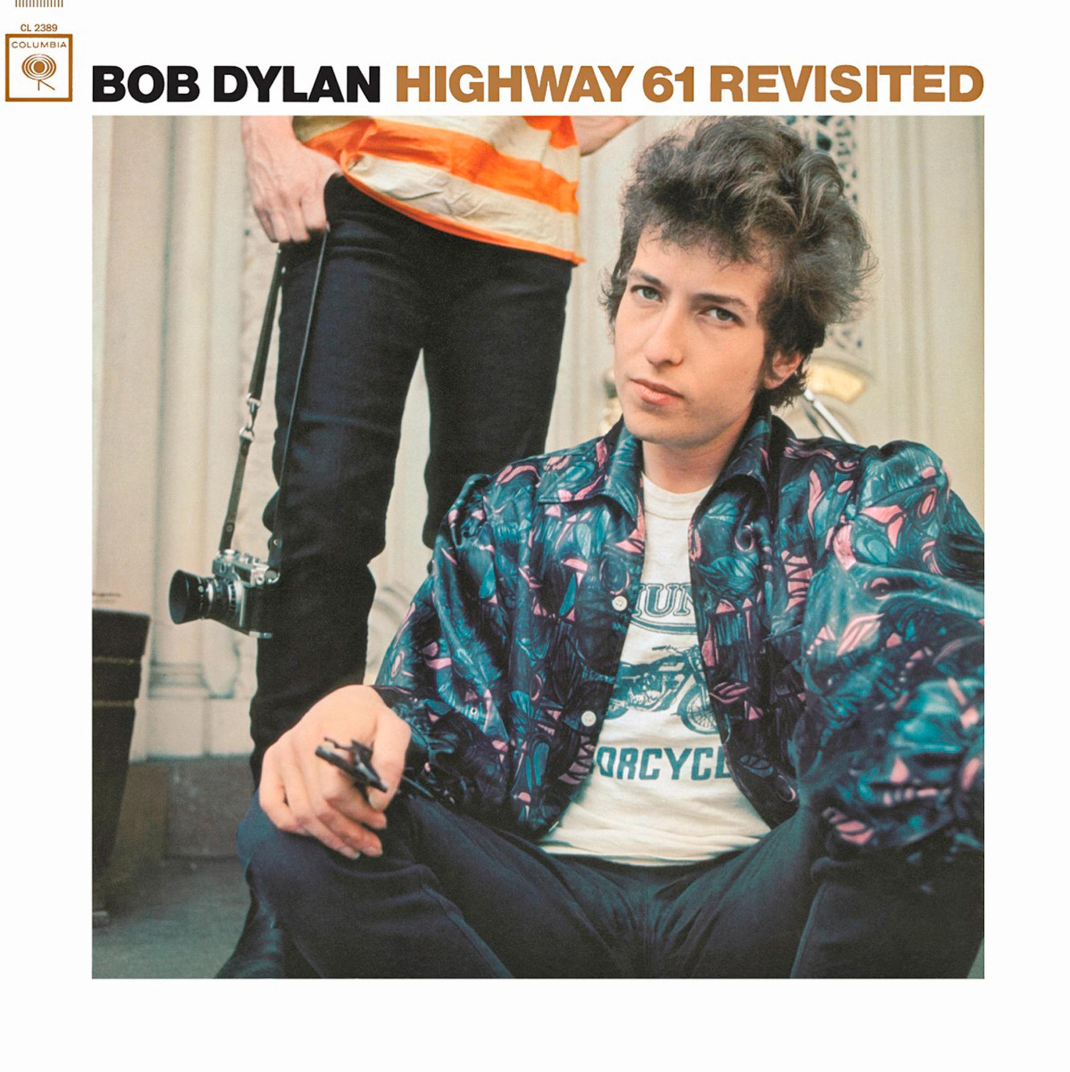 Portada del álbum de Bob Dylan, Dylan con chaqueta, otra persona con cámara.