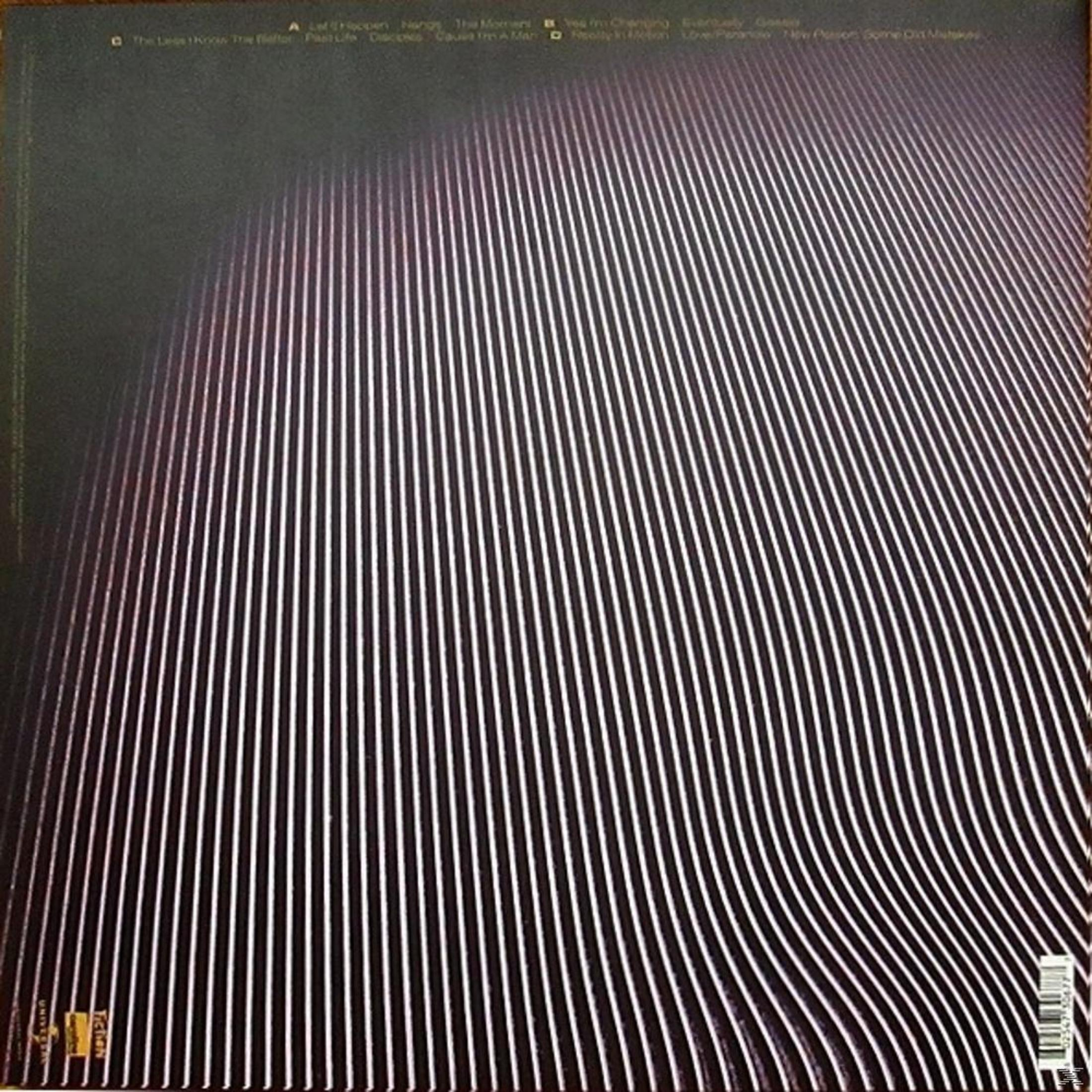 Okładka albumu z białymi zakrzywionymi liniami na ciemnym tle, z listą utworów z boku.