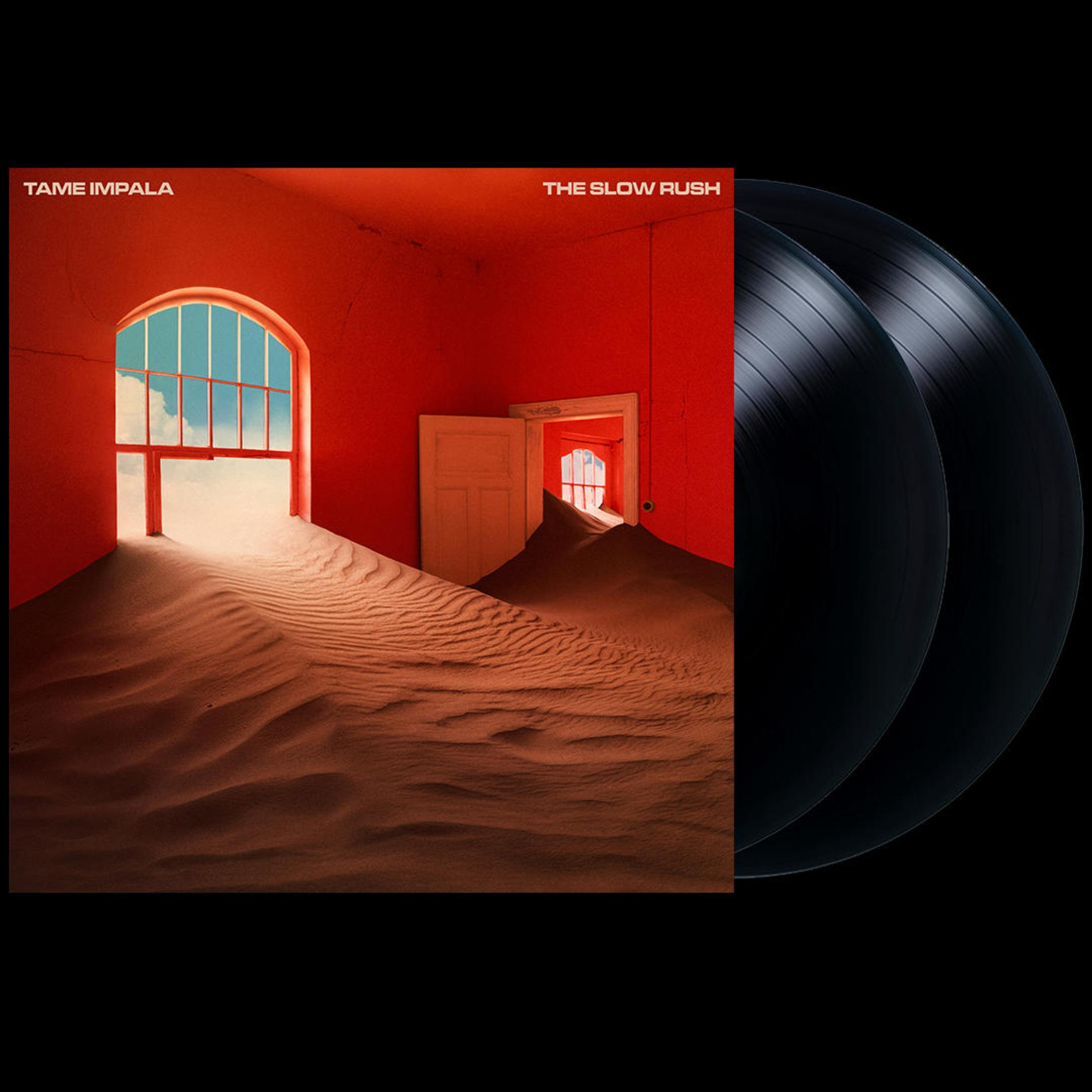 Pochette d'album : Tame Impala - The Slow Rush. Une pièce rouge avec du sable et deux vinyles noirs.