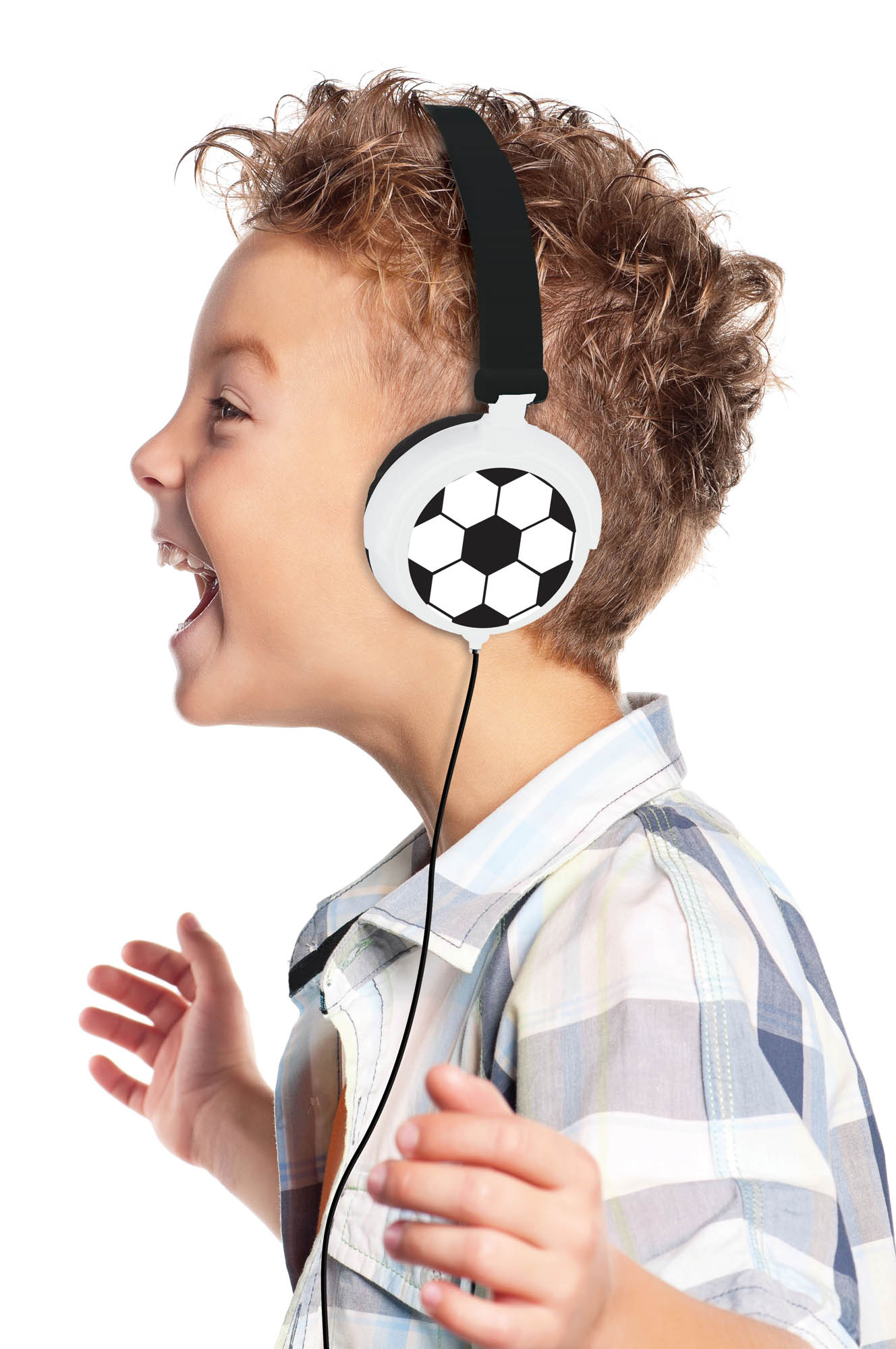 Un ragazzo con cuffie a forma di pallone da calcio canta, a bocca aperta, su sfondo bianco.