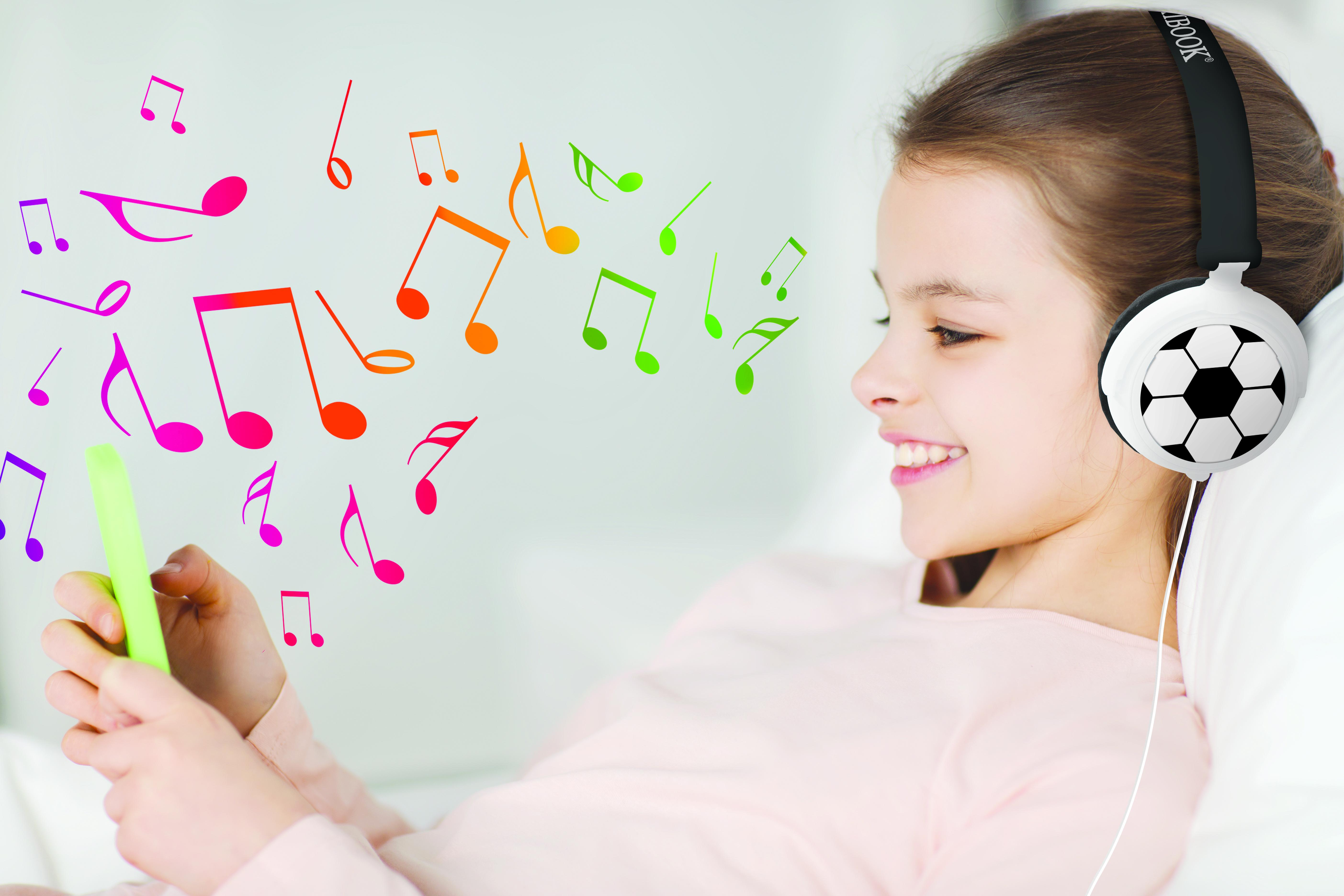 Una ragazza ascolta musica con cuffie a pallone e tiene un tablet verde.