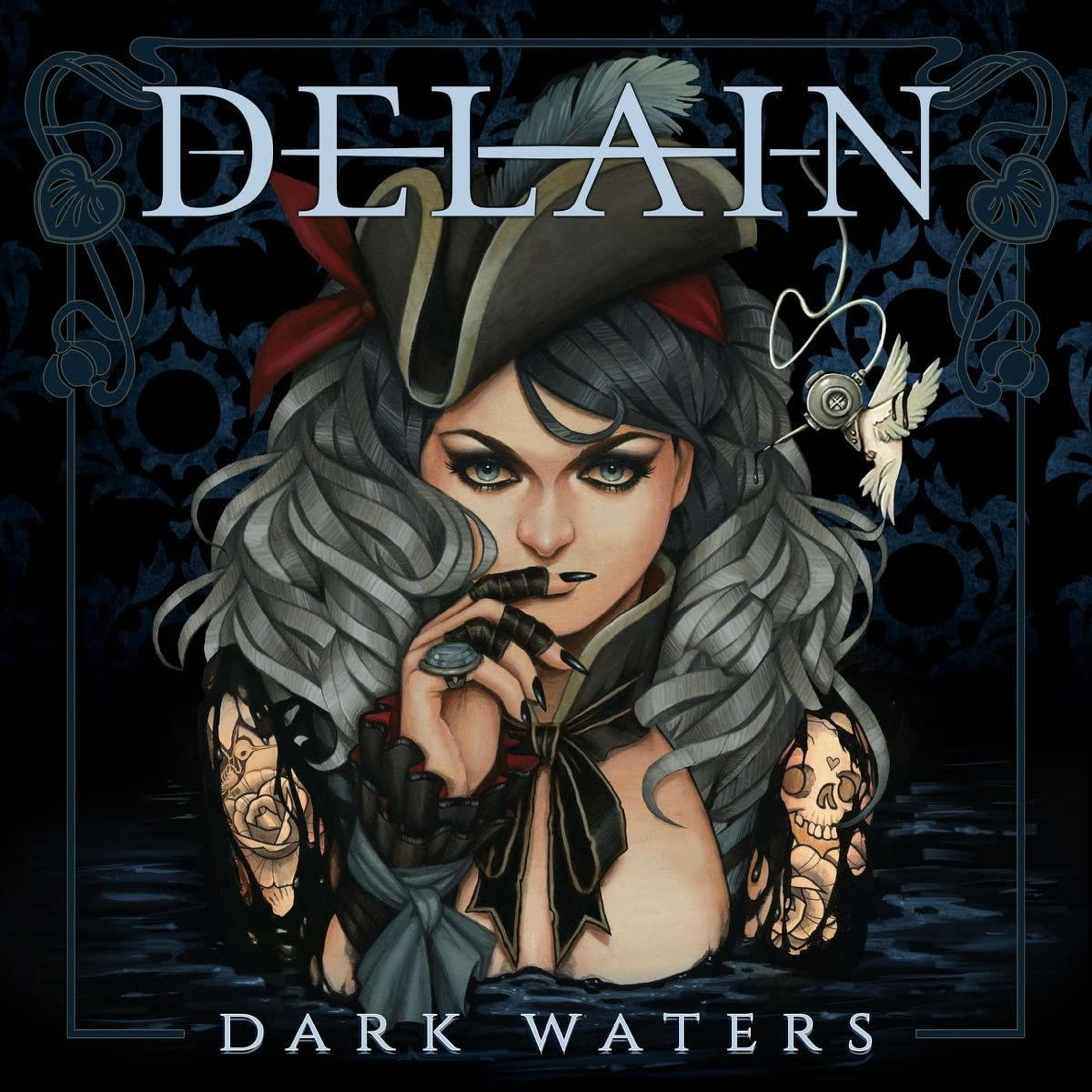 Albumhoes met DELAIN-titel en Dark Waters-titel. Vrouw met hoed en donkere make-up.