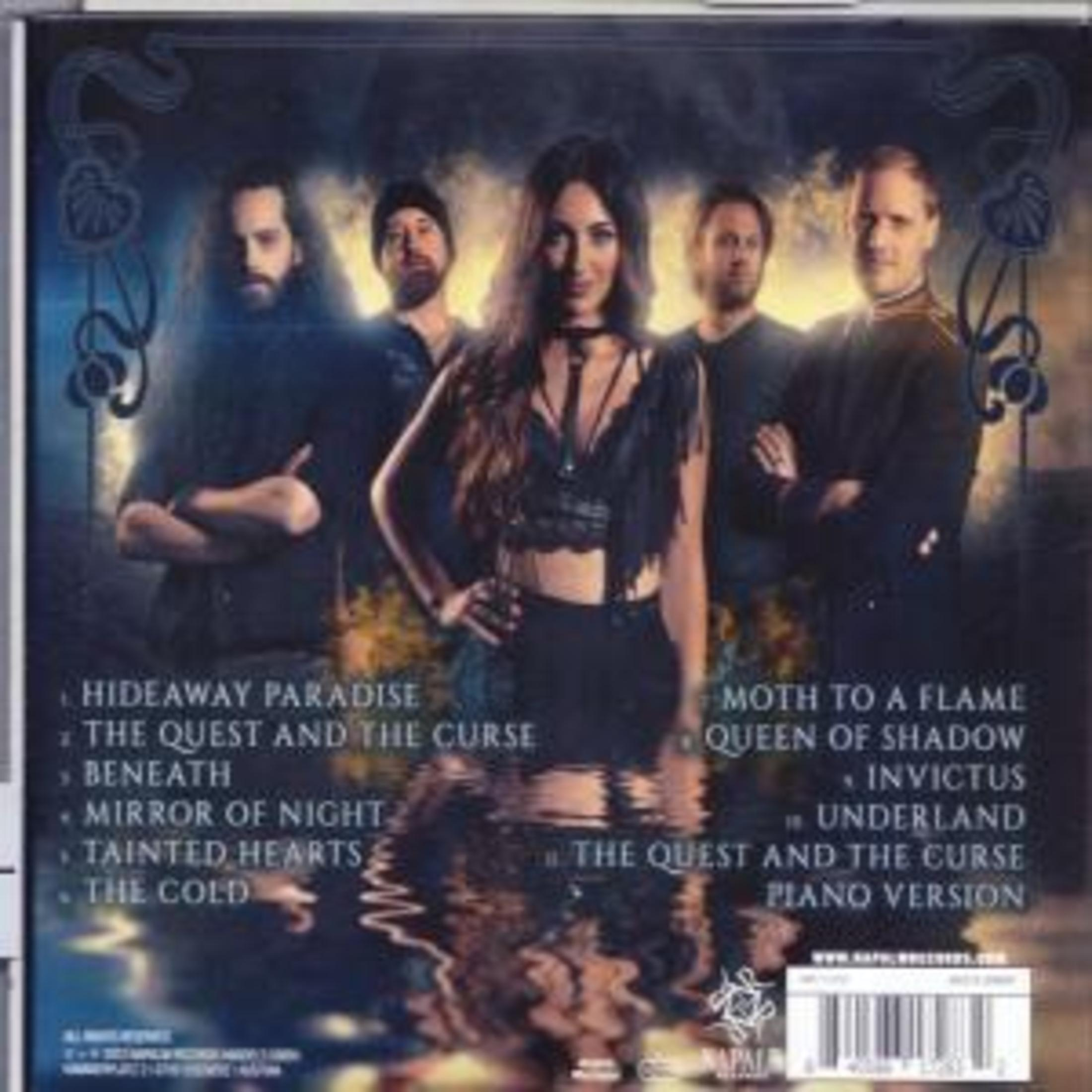 Achterkant van album met bandleden op de achtergrond en tracklist links.