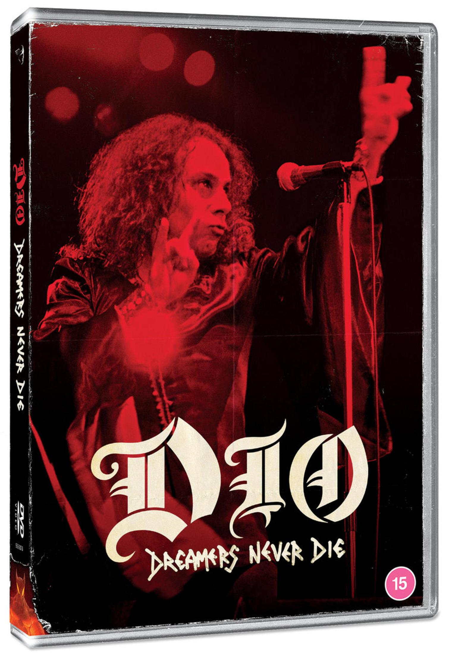 DVD-hoes met Dio op het podium, rode verlichting. De titel 'Dreamers Never Die' is zichtbaar.