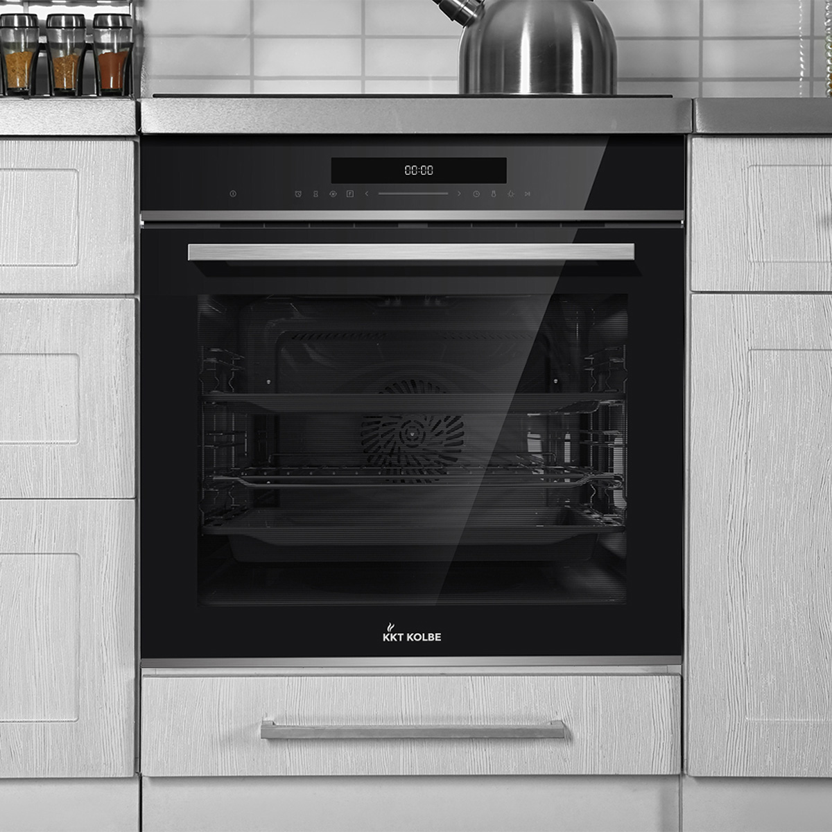 Ein Einbau-Backofen mit Glastür, silberner Verkleidung und Digitalanzeige, eingebaut in einem weißen Küchenschrank.