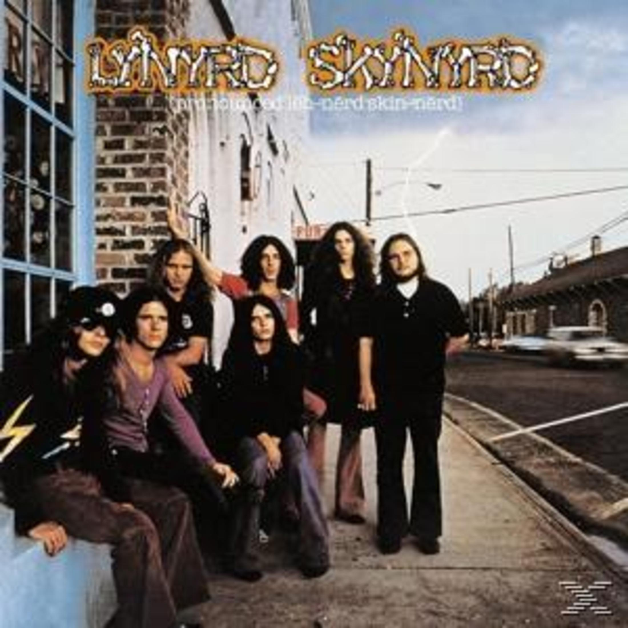 Portada del álbum, una banda de siete hombres de pie en una acera, con edificio a la izquierda.