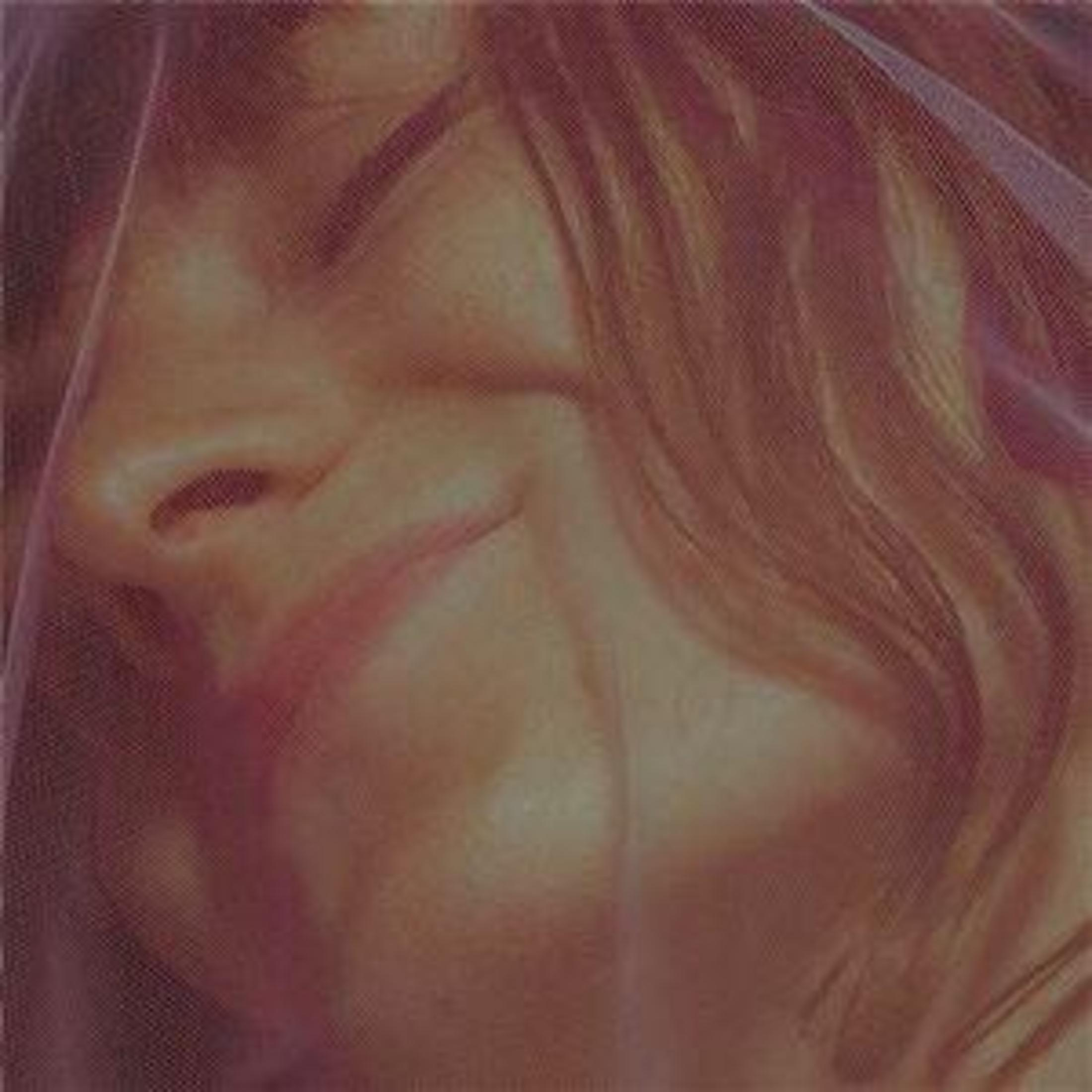 Primo piano del volto di una donna parzialmente velato. I suoi occhi sono chiusi e sembra sorridere.