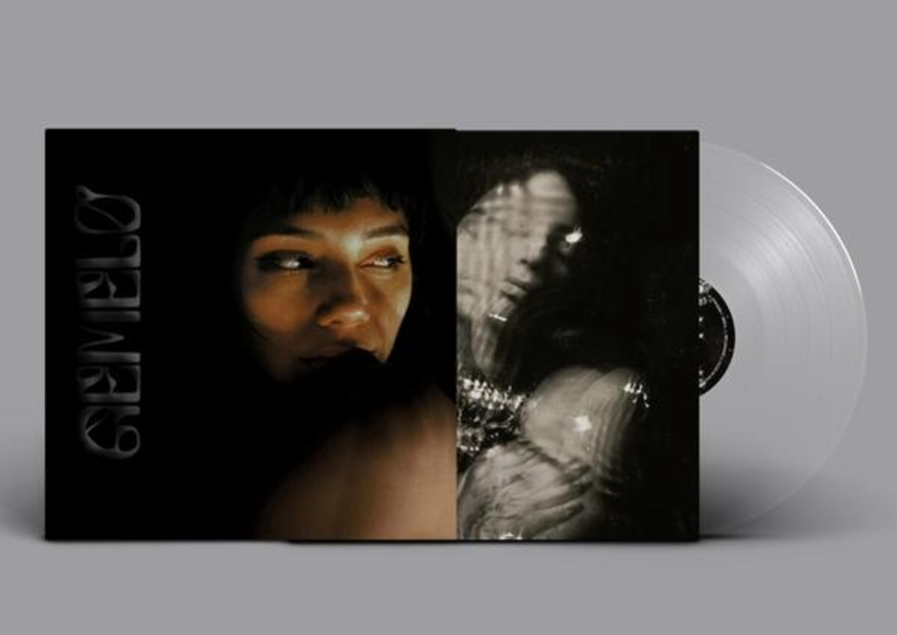 Albumhoes met het gezicht van een vrouw. Zwart-wit afbeelding aan de rechterkant en de albumnaam.