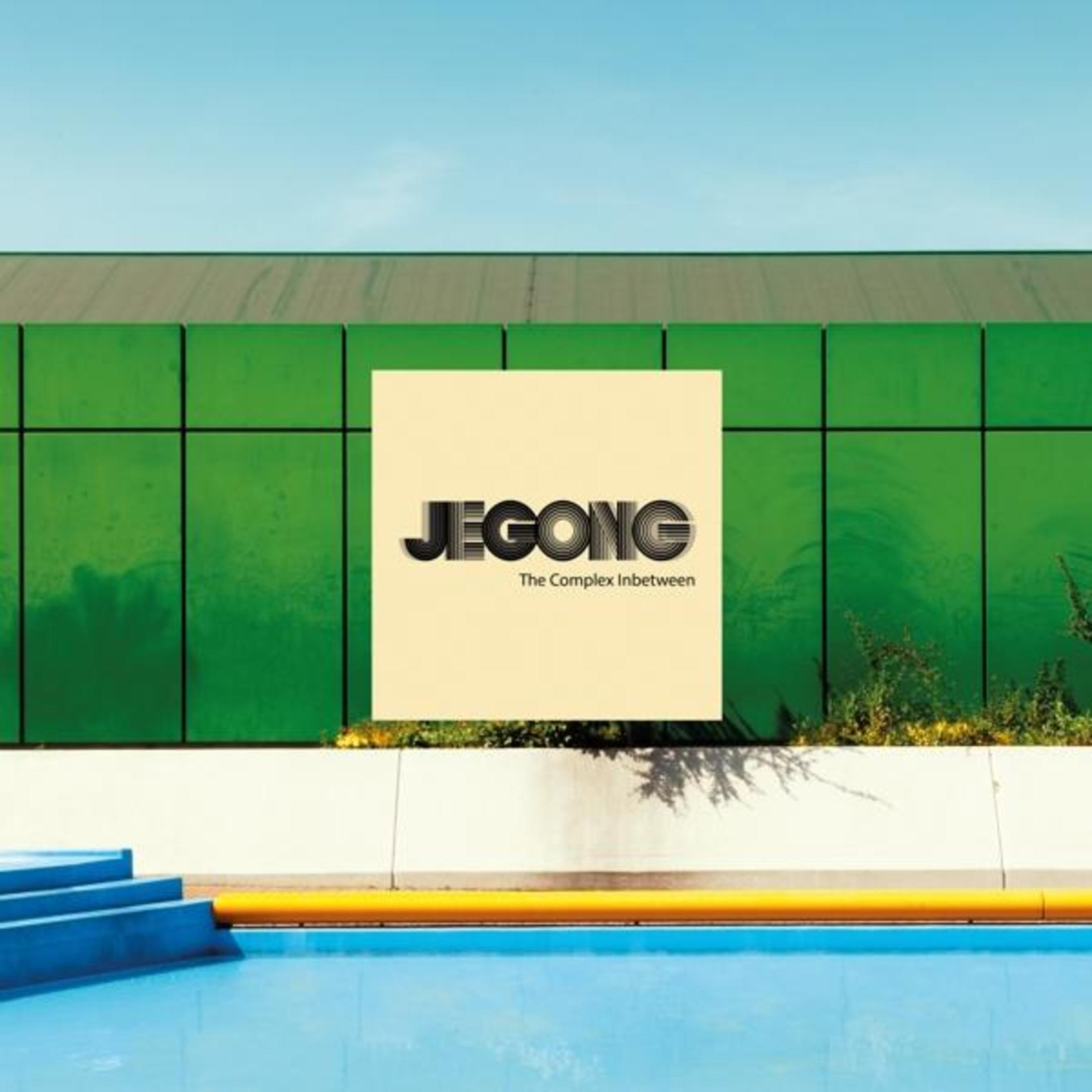 Copertina dell'album con un logo quadrato: JEGONG, The Complex Inbetween. Una piscina sullo sfondo.