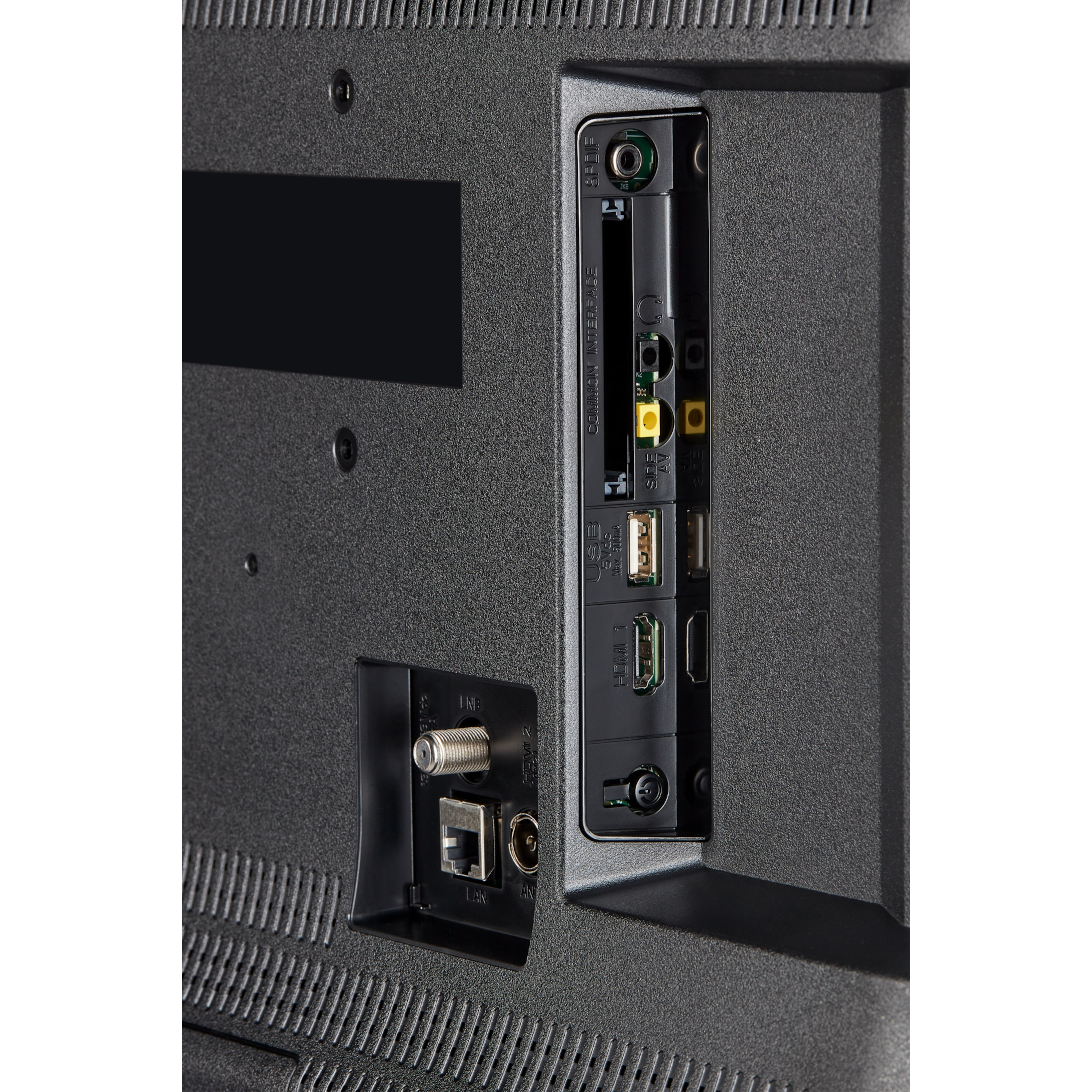 De achterkant van een zwarte tv met verschillende ingangspoorten. Inclusief antenne, USB en HDMI poorten.