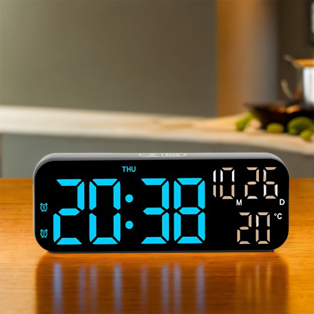 Digitaluhr zeigt 20:38 und Datum auf Holzoberfläche.