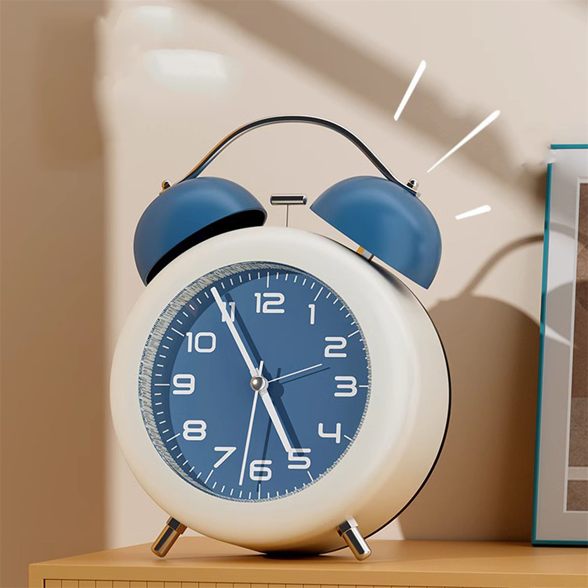 Ein weiß-blauer Wecker im Retro-Stil mit blauem Ziffernblatt, das die Uhrzeit anzeigt.