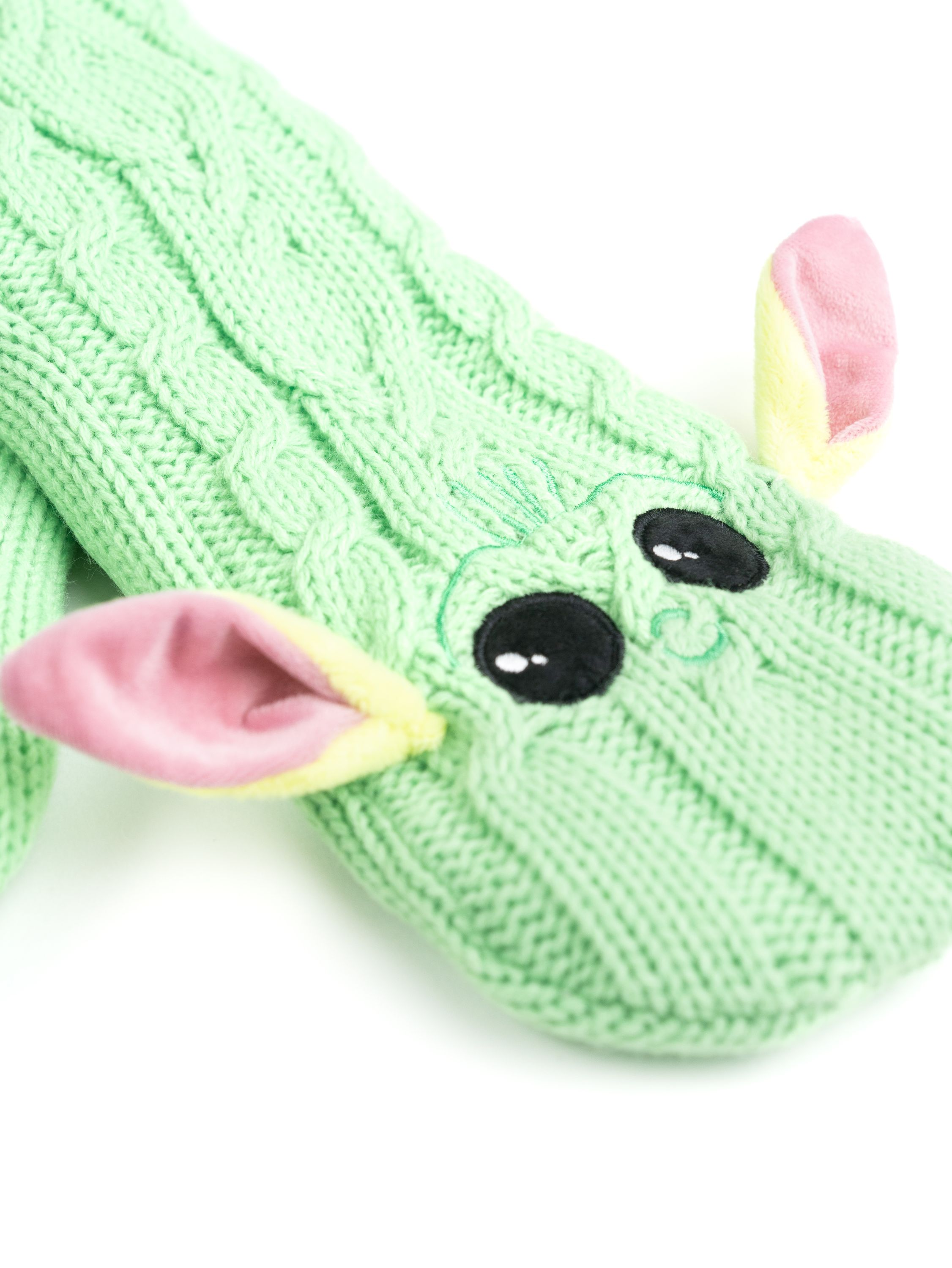 Grüner gestrickter Schal mit Grogu-Gesicht. Er hat rosa und gelbe Ohren und schwarze Augen.