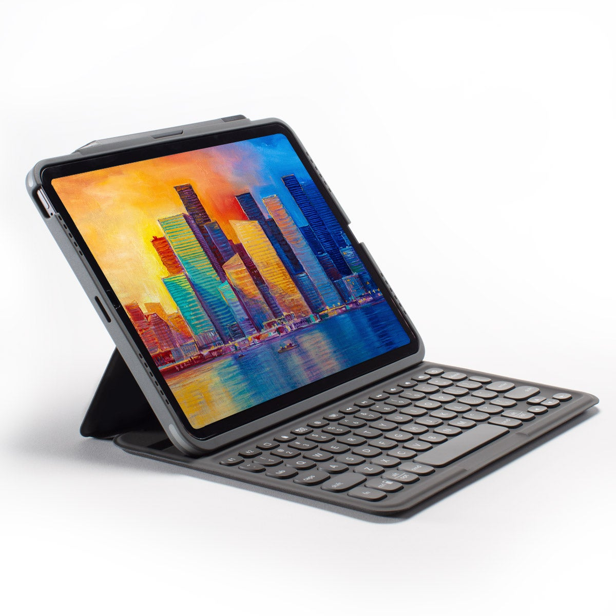 Un iPad en una funda gris con teclado. El iPad muestra una pintura colorida de un paisaje urbano.