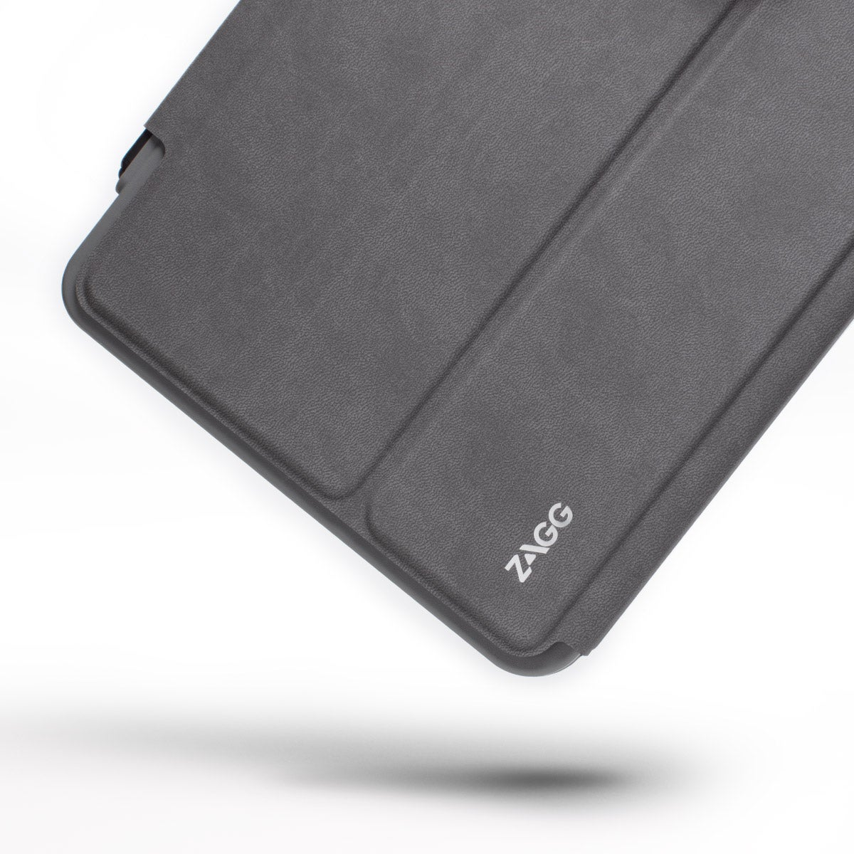 Se muestra una funda gris para tableta ZAGG en ángulo. El nombre de la marca es visible. El fondo es blanco.