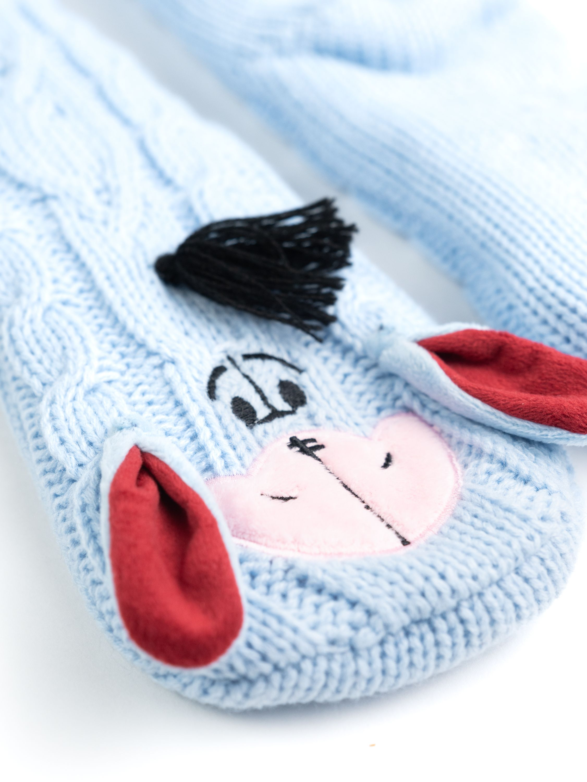 Hellblaue Strickmütze mit Hunde-Gesicht, rosa Ohren.