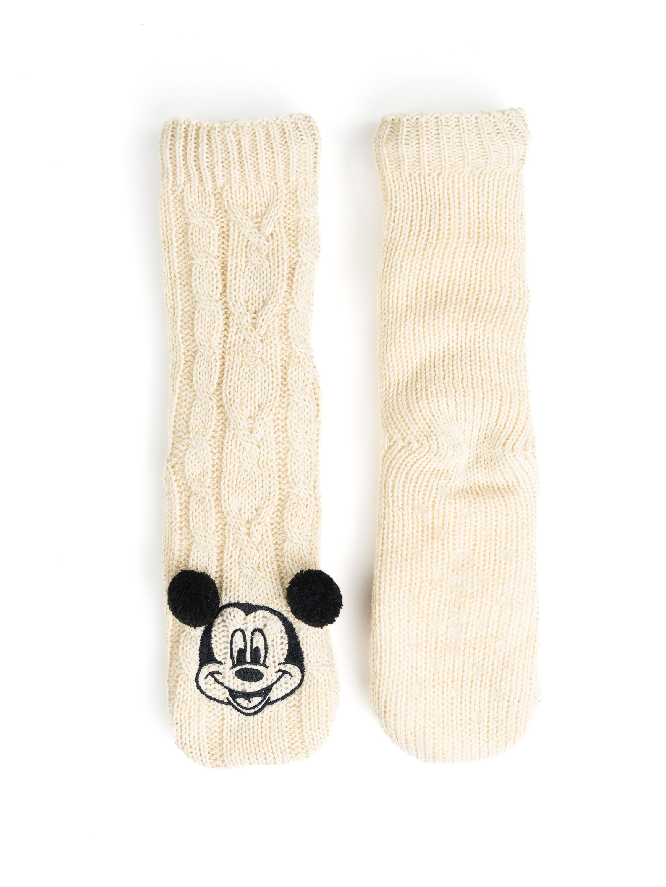Ein Paar cremefarbene Mickey Mouse Socken. Einer hat Mickys Gesicht aufgestickt.