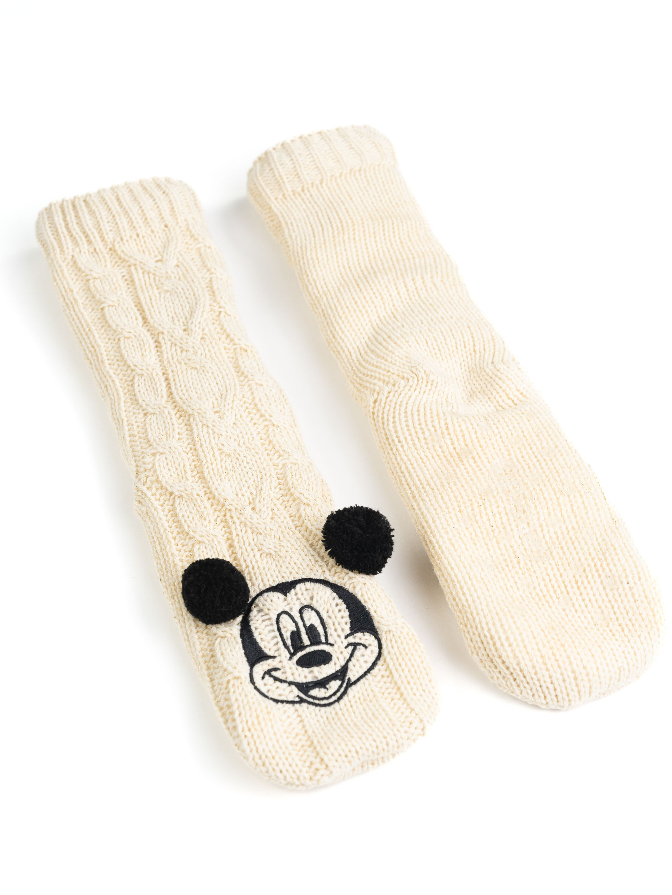 Zwei elfenbeinfarbene Stricksocken, einer mit Mickey Mouse. Weißer Hintergrund.