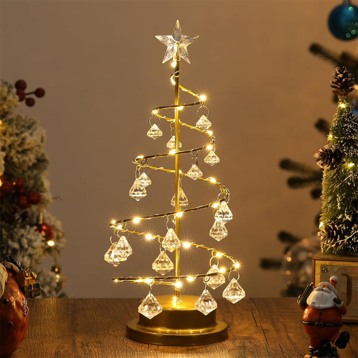 Weihnachtsbaumdekoration. Goldene Spirale mit hängenden Kristallen und einem Sternaufsatz, auf einem Ständer.