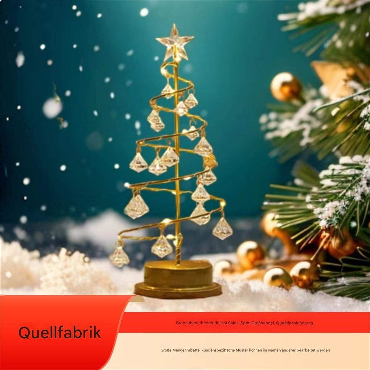 Eine Weihnachtsbaumdekoration mit Gold- und Kristallelementen. Sie steht vor einem verschwommenen teal-farbenen Hintergrund.