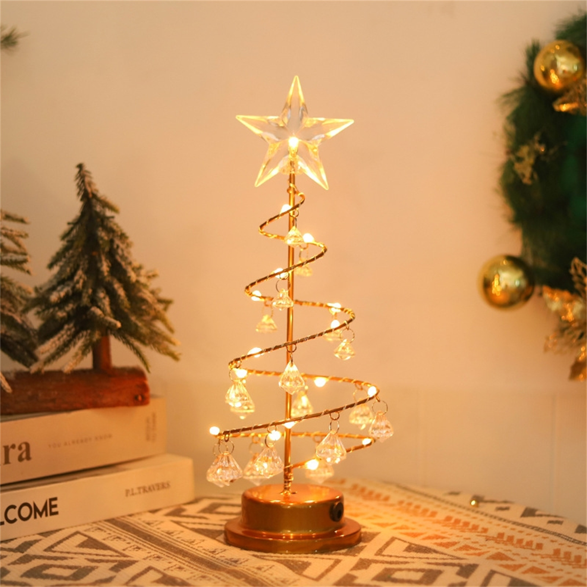 Weihnachtsbaumschmuck. Goldener Spiralbaum mit Lichtern und Kristallornamenten. Stern oben, goldene Basis.