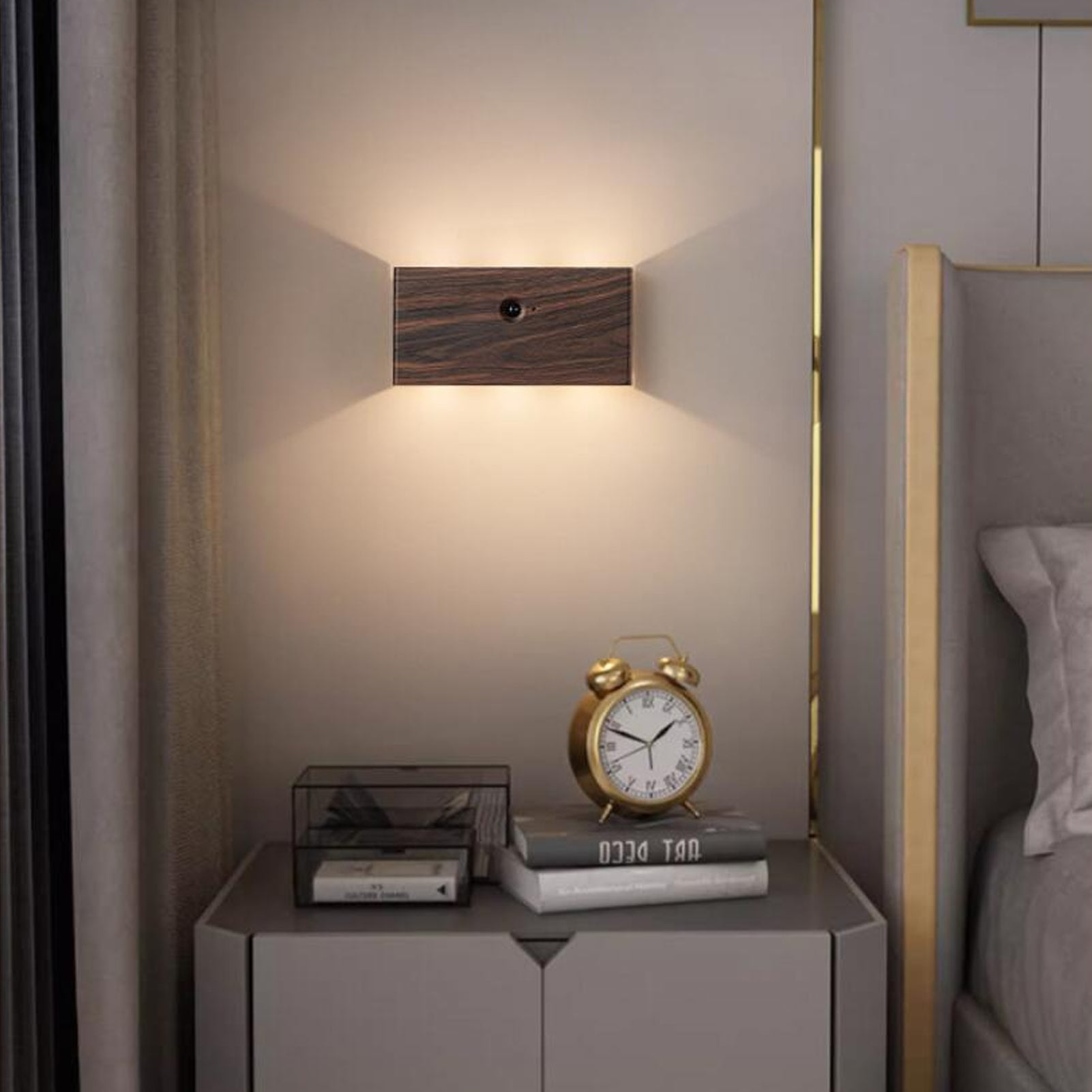 Wandleuchte aus Holz mit Uhr und Dekoration auf Nachttisch. Sanfte Beleuchtung.
