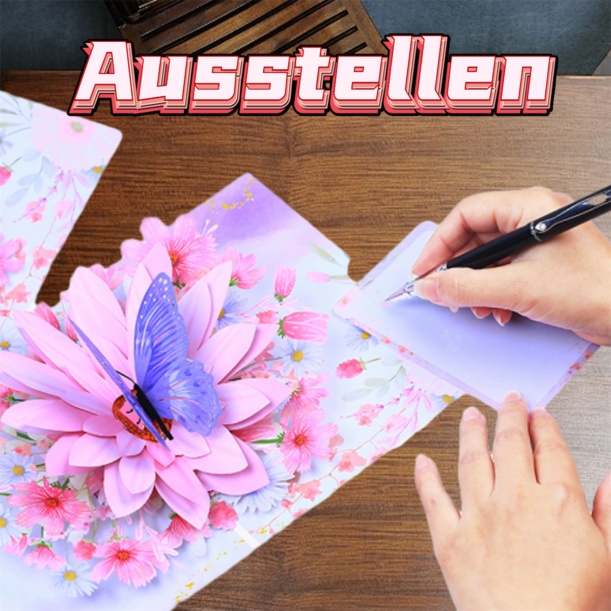 Person schreibt in eine Karte mit Schmetterling und Blumendesign.