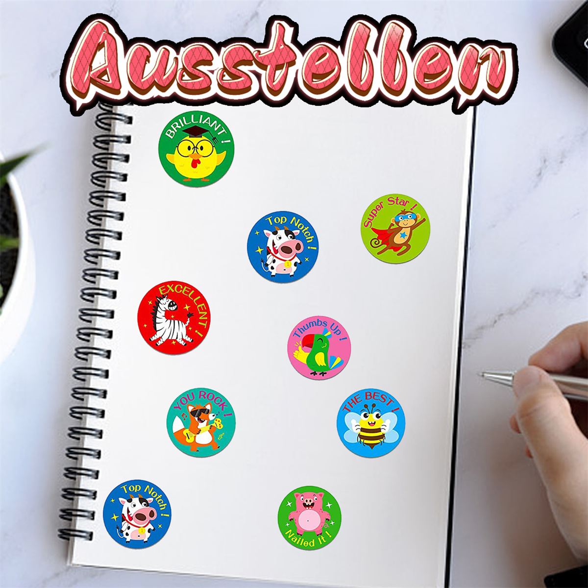 Notizbuch mit bunten Aufklebern, Hand mit Stift.