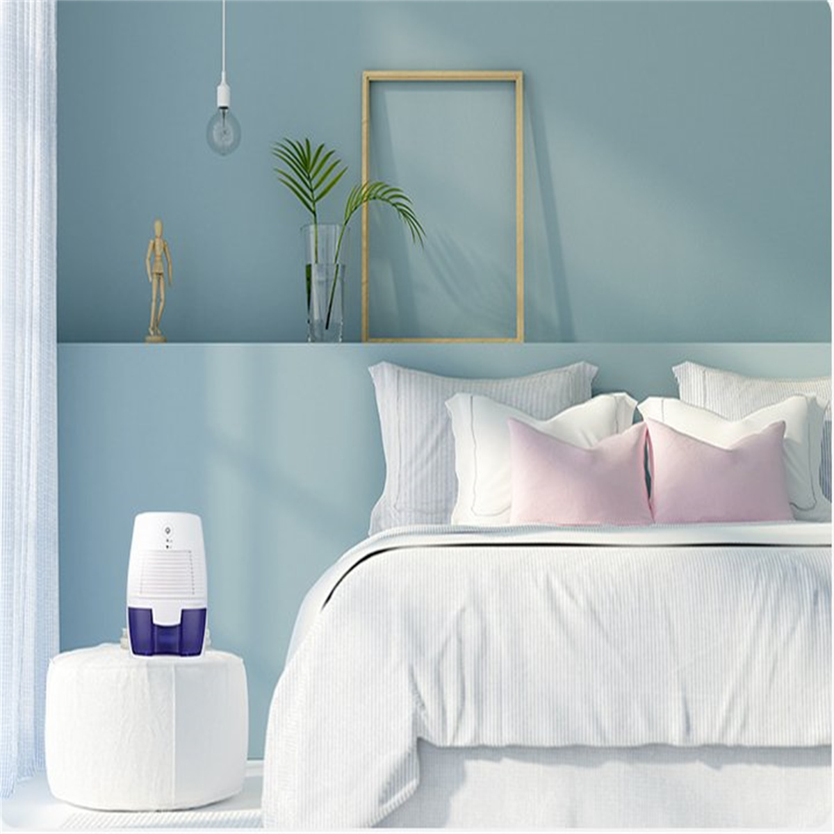 Schlafzimmer mit Bett, Kissen und Luftentfeuchter. Ein Holzrahmen und eine Glühbirne über dem Bett.