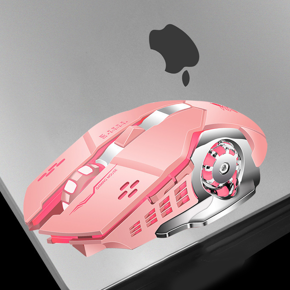 Eine pinkfarbene Gaming-Maus auf einem Laptop. Die Maus hat ein futuristisches Design mit silbernen Akzenten.