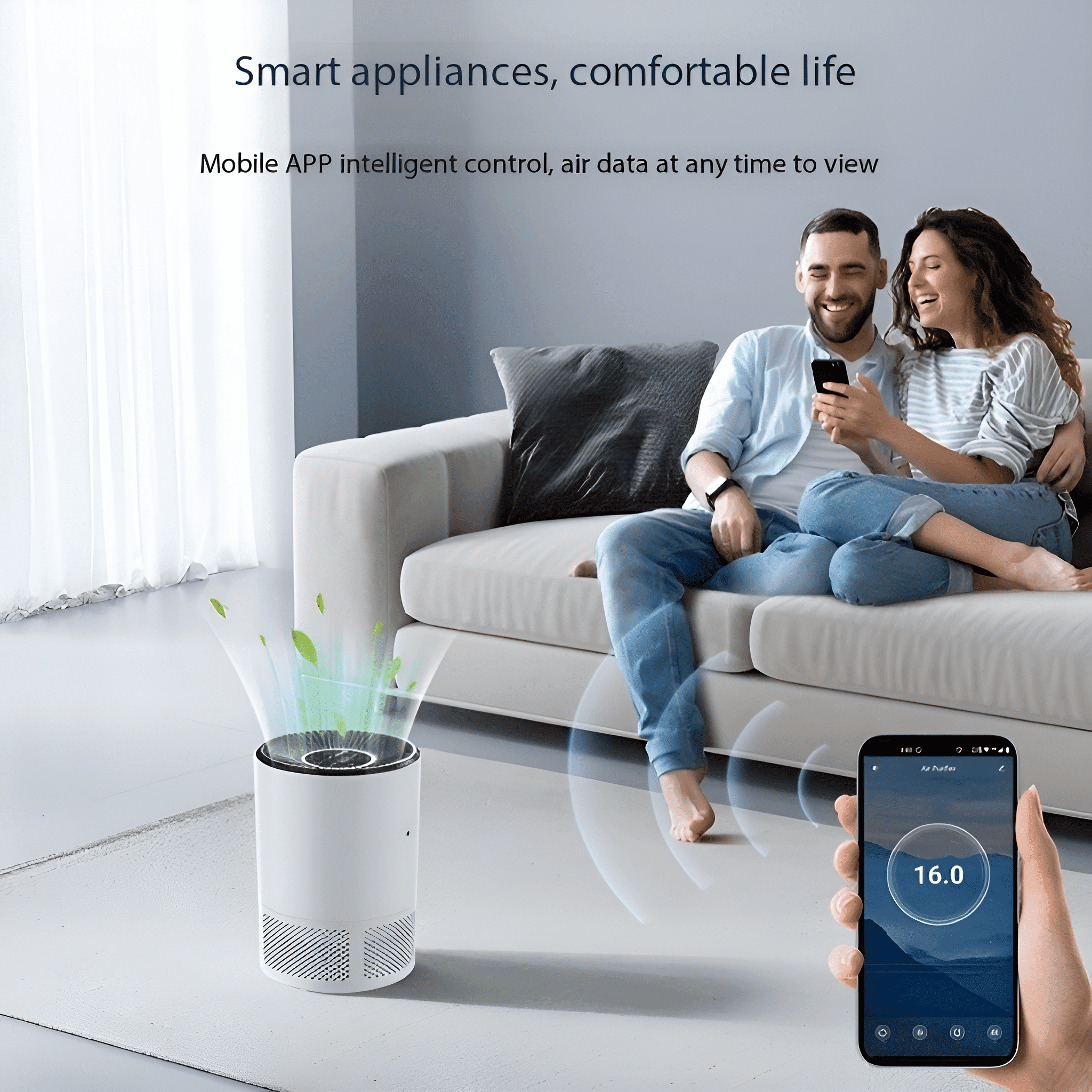 Paar auf einem Sofa, Luftreiniger auf dem Boden, Smartphone zeigt Luftqualität.
